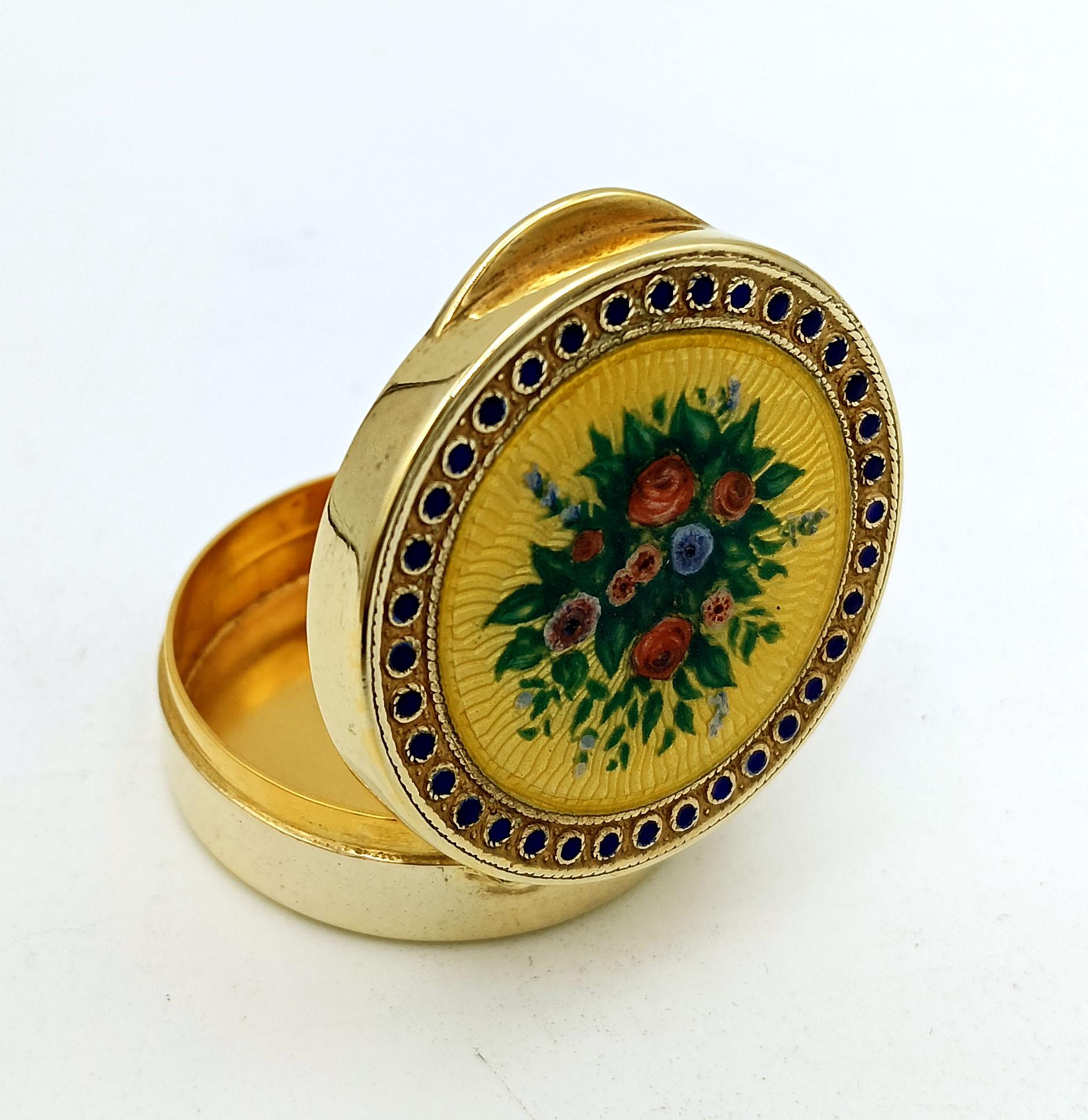 Intagliato a mano Portapillole in argento placcato oro con miniatura floreale, Art Nouveau viennese in vendita