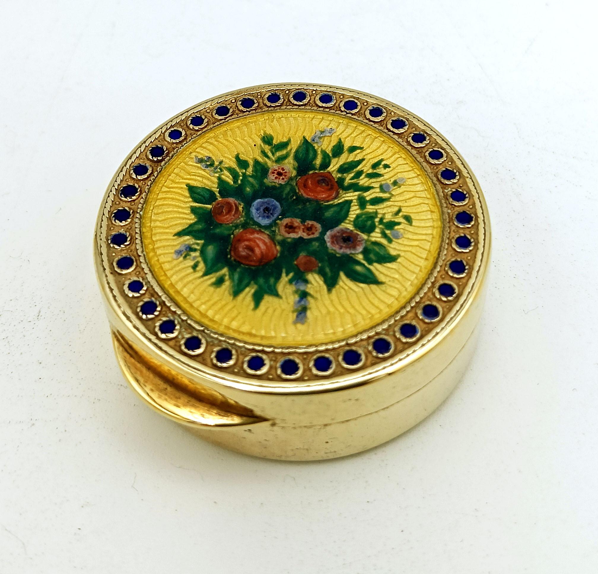Metà XX secolo Portapillole in argento placcato oro con miniatura floreale, Art Nouveau viennese in vendita