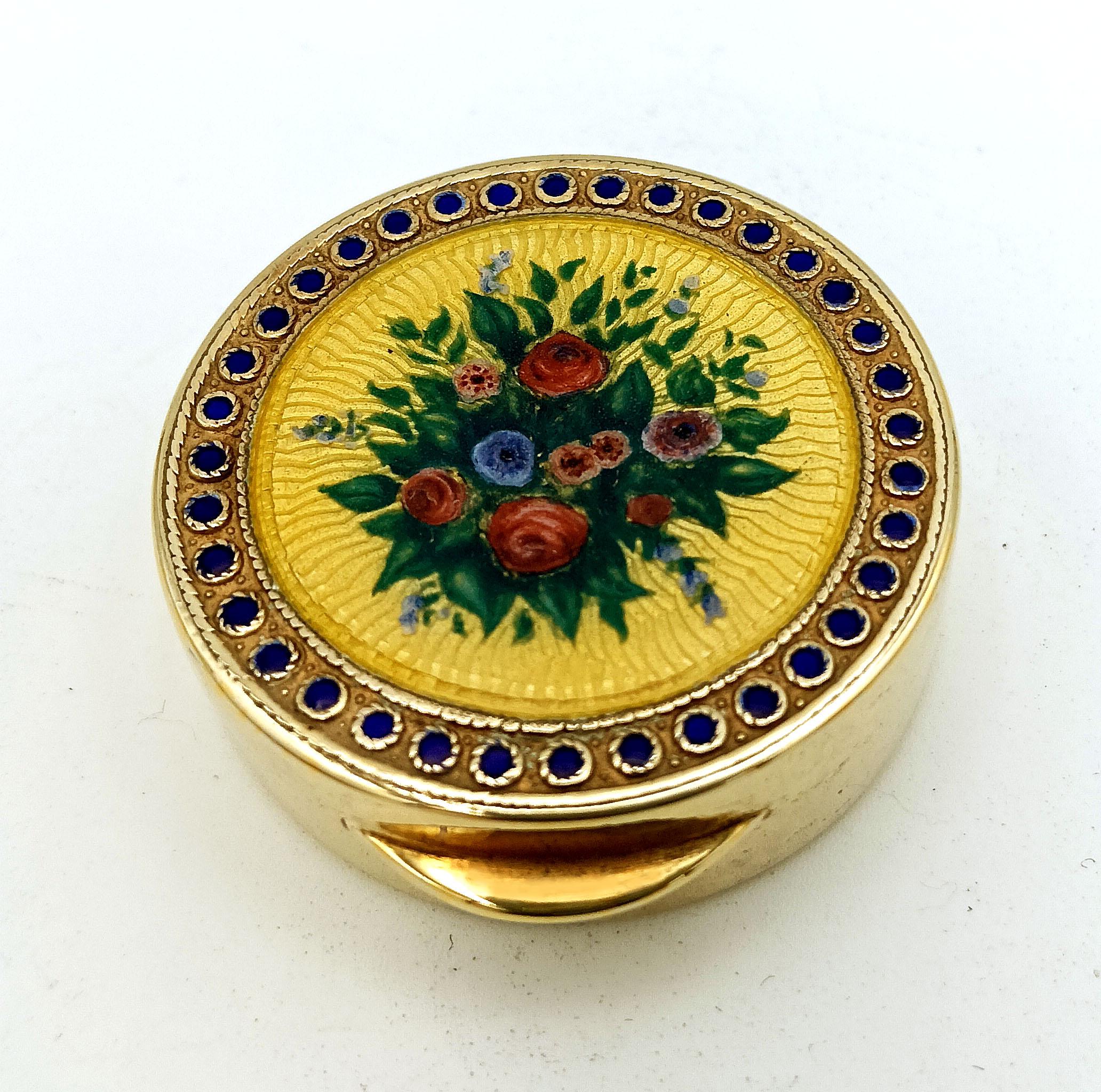 Placcato oro Portapillole in argento placcato oro con miniatura floreale, Art Nouveau viennese in vendita