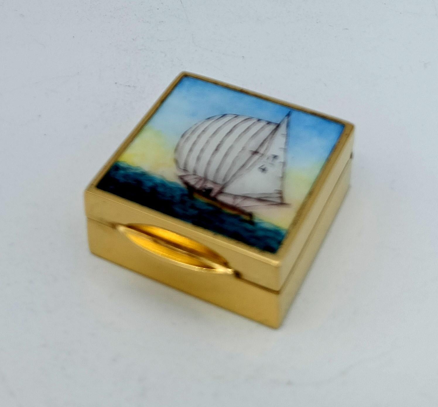  Boîte à pilules carrée en argent 925/1000 plaqué or avec miniature peinte à la main représentant un voilier. Style Art nouveau anglais, début des années 1900. Dimensions : 3 x 3 x 1,2 cm : 3 x 3 x 1,2 cm. Poids : 32 g. Conçue par Franco Salimbeni