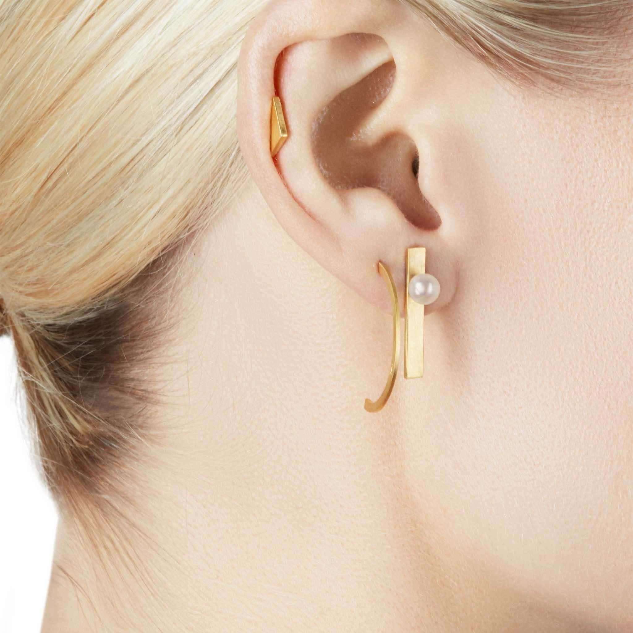  
La Colección Making Marks es una colección lúdica de joyas ligeras y refinadas. La sencillez de las líneas y curvas puras crea joyas funcionales que pueden llevarse de distintas formas para adaptarse a la necesidad de estilo contemporáneo. Cada