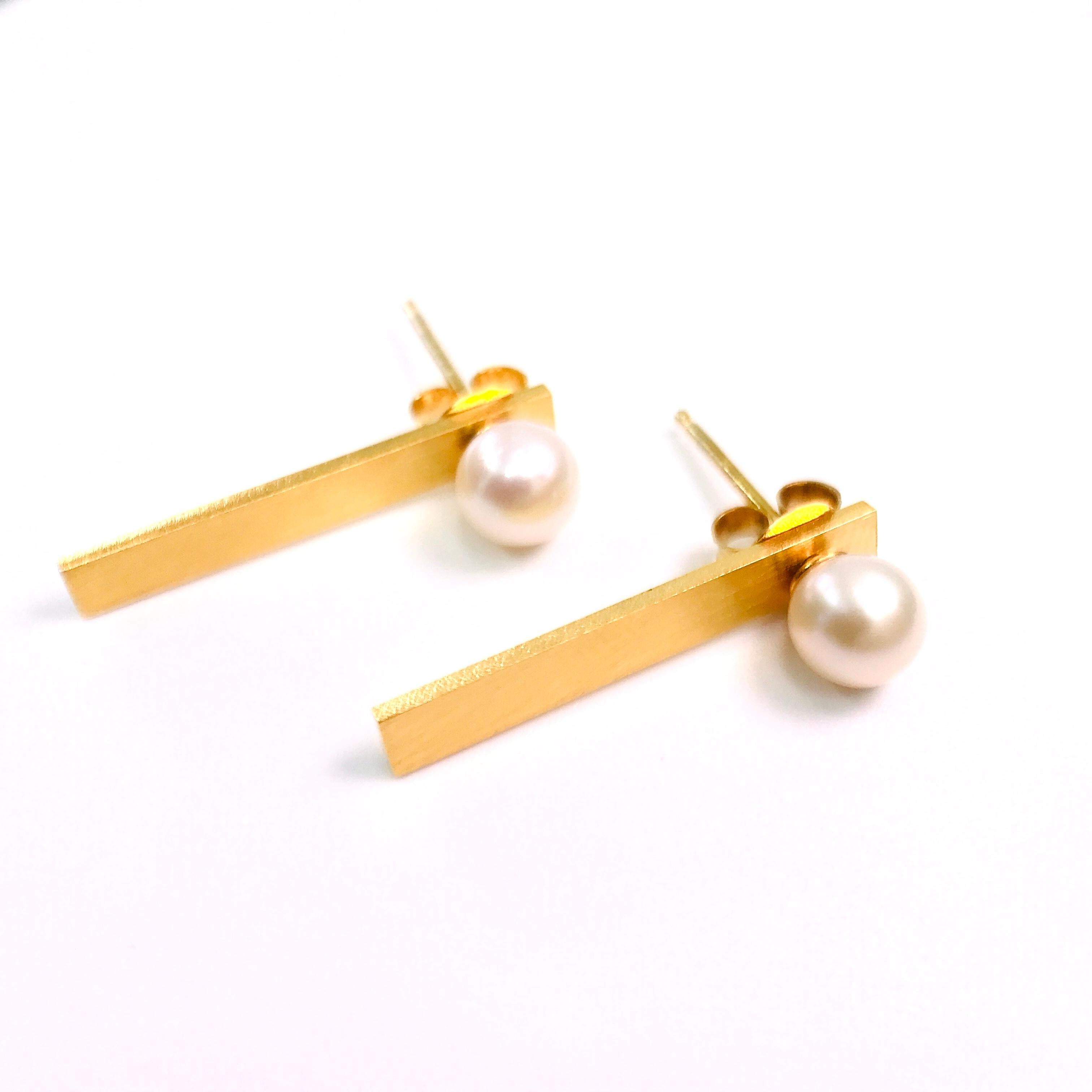 Round Cut Sterling Silver Gold-Plated Short Bar Pearl Earrings For Sale