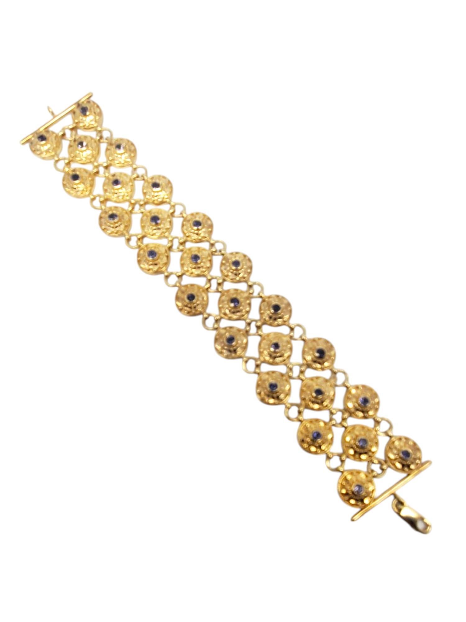 Bracelet à maillons en argent sterling et or avec treillis et pierres bleues

Ce magnifique bracelet en or présente un treillis complexe et un design circulaire avec 26 pierres bleues rondes reliées par de petits maillons sertis en argent sterling