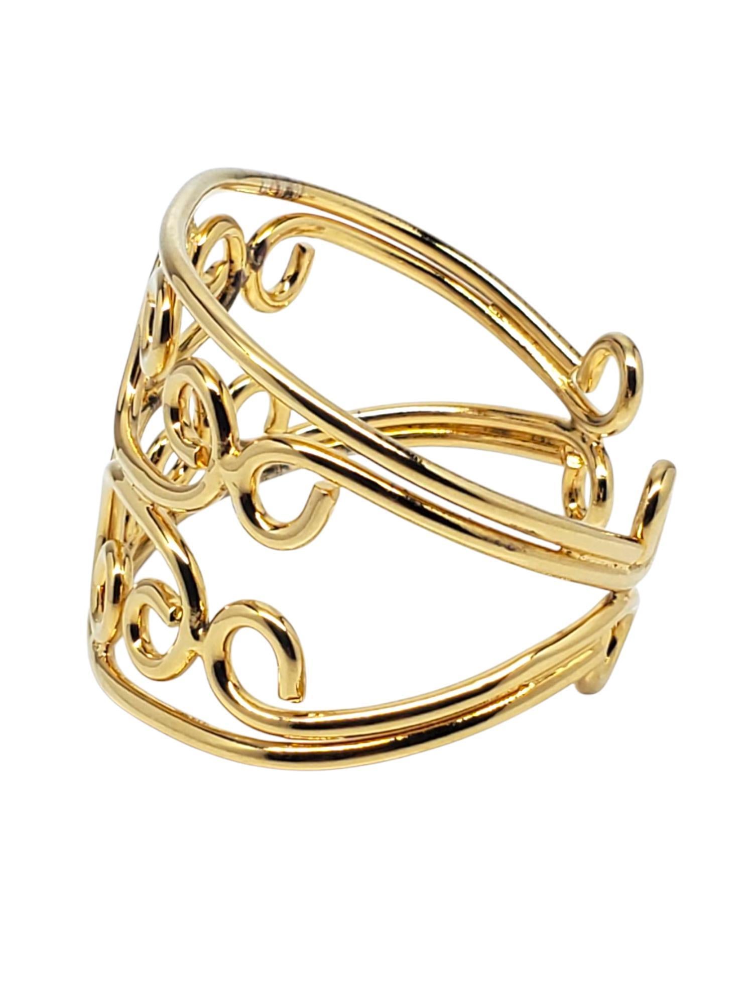 Sterling Silber Gold-Ton Scroll Manschettenarmband -

Dieses auffällige Manschettenarmband ist aus Sterlingsilber mit goldfarbenem Finish gefertigt und zeigt ein elegantes, offenes Scrollwork-Design von John Hardy.

Größe: 6 1/4