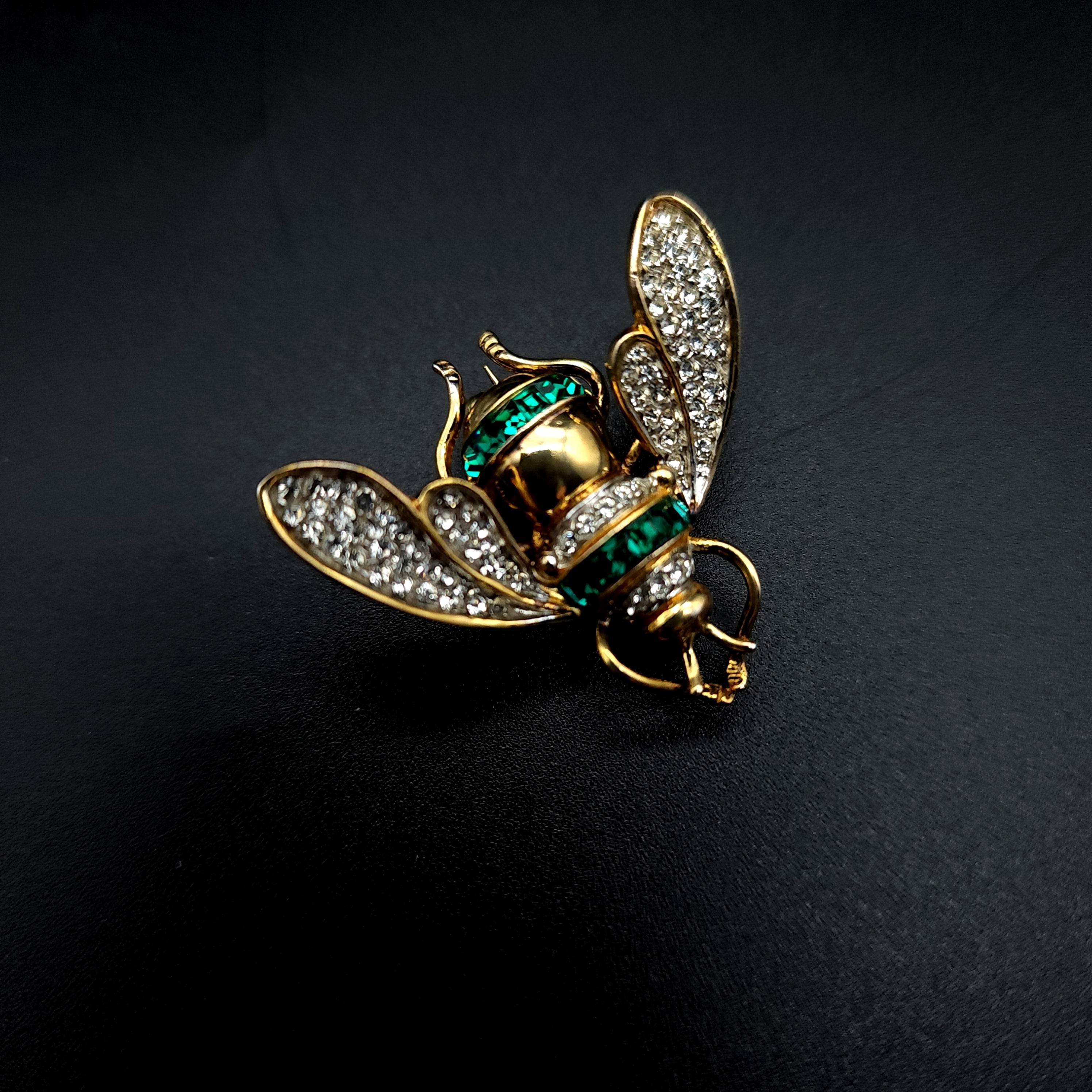 An exquisite pin, featuring a pave green-crystal sterling silver bee.

This is definitely a bold and bright vintage accessory!

Gold-Vermeil
 
Width: 1 3/8 in,  Length: 1 1/4 in

Marks / hallmarks / etc: .925