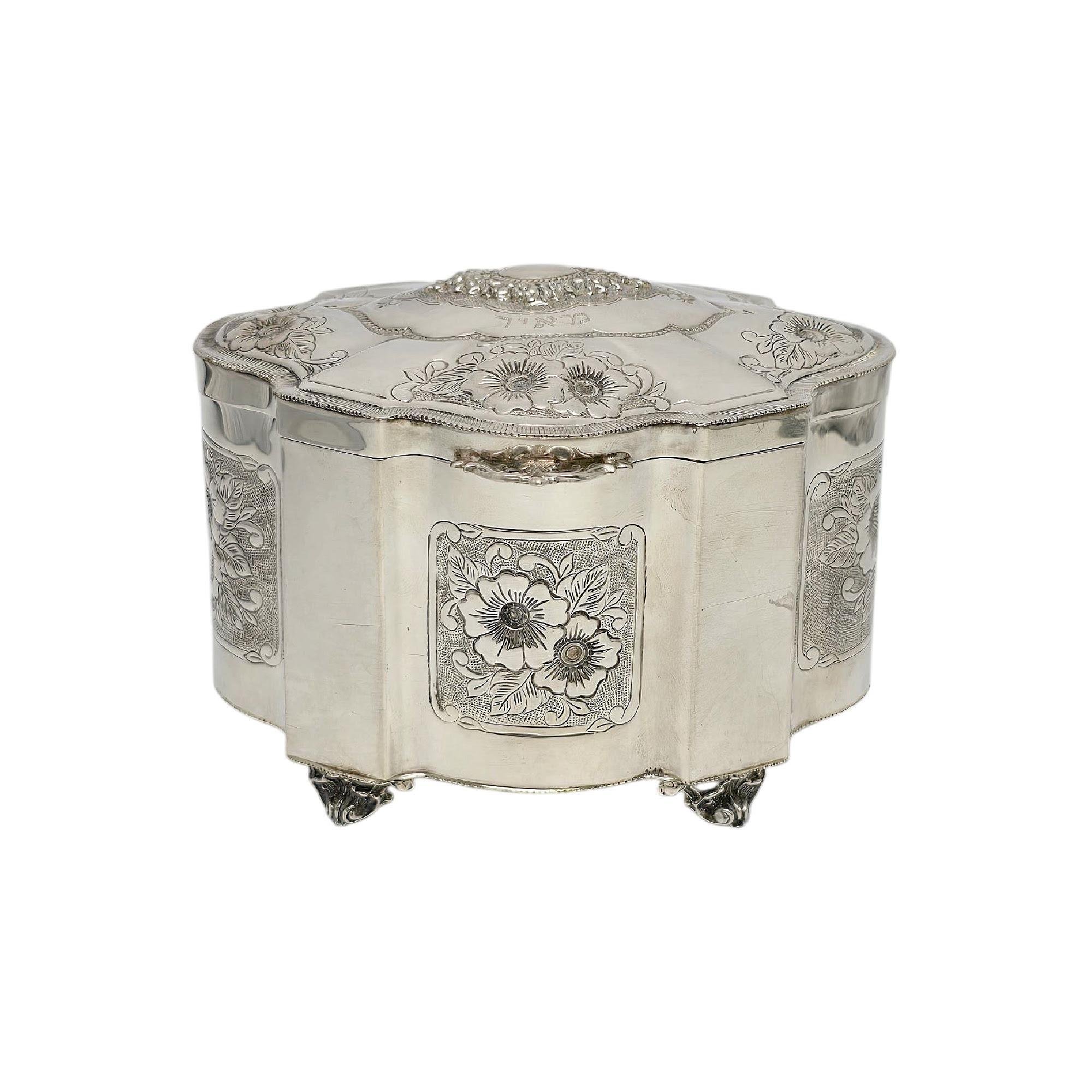 Porte-Esrog/Boîte à Esrog en argent sterling avec gravure à l'intérieur.

Gravure de l'inscription en hébreu 