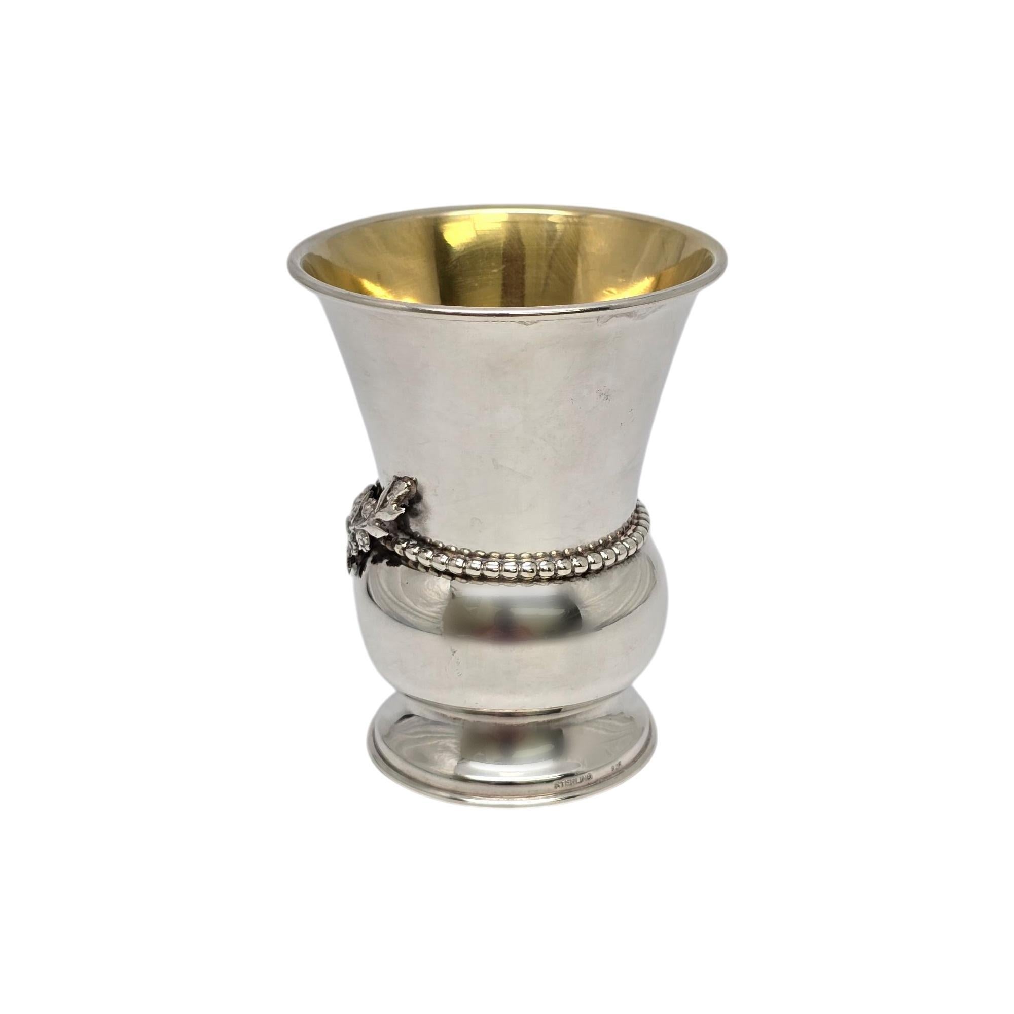 Tazza kiddush in argento sterling con interno dorato.

Nessun monogramma o incisione

Questa bellissima tazza kiddush presenta perline applicate e motivi floreali, fiocchi e foglie e un interno in oro brillante.

Misura circa 3 3/4