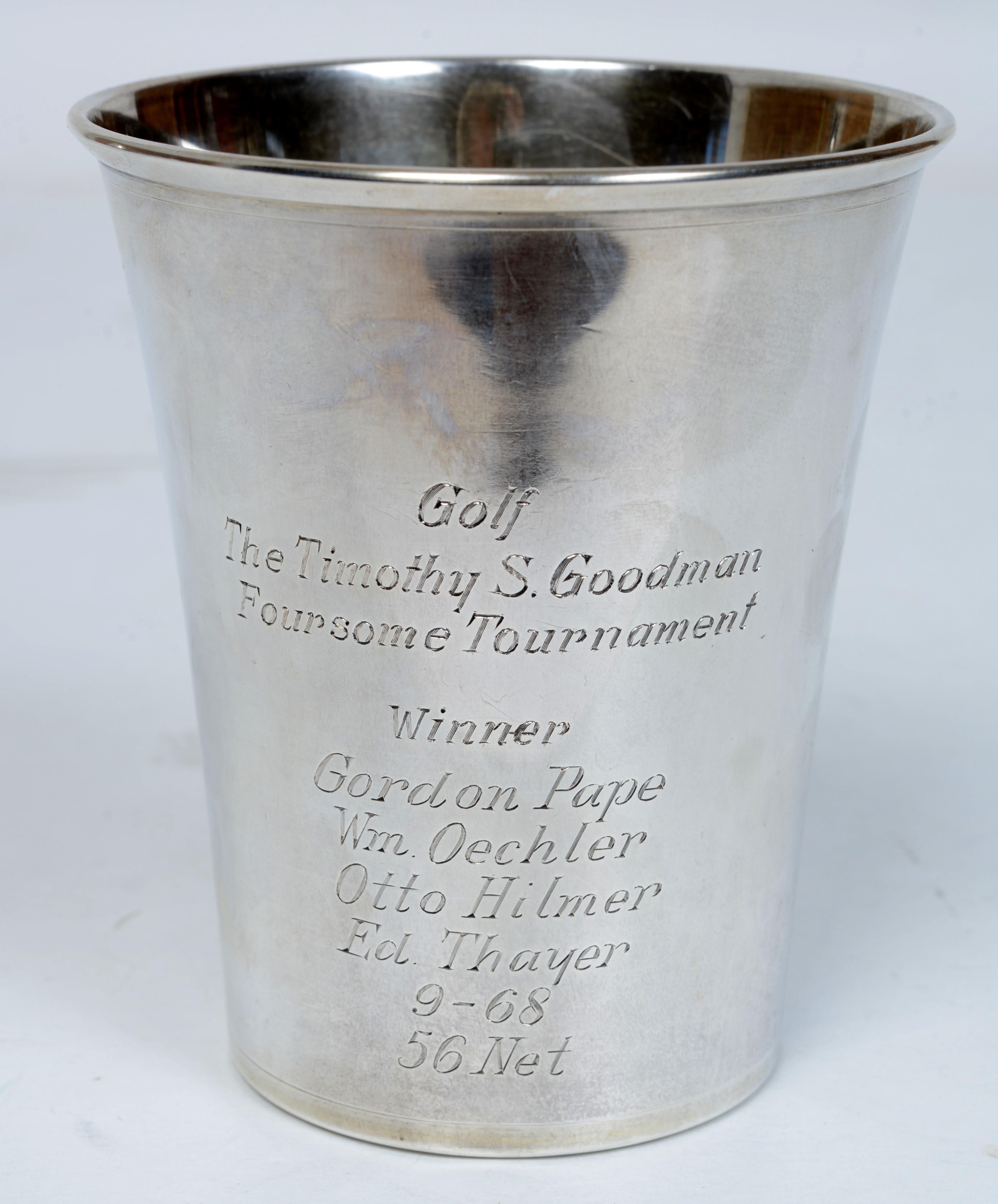 Trophée de golf en argent sterling du Camargo Club Cincinnati, Ohio vers 1950. La coupe du trophée a été fournie par la société Frank Herschede, Cincinnati, Ohio. Le trophée du tournoi à quatre Timothy S. Goodman a été remporté par Gordon Pape, Wm.