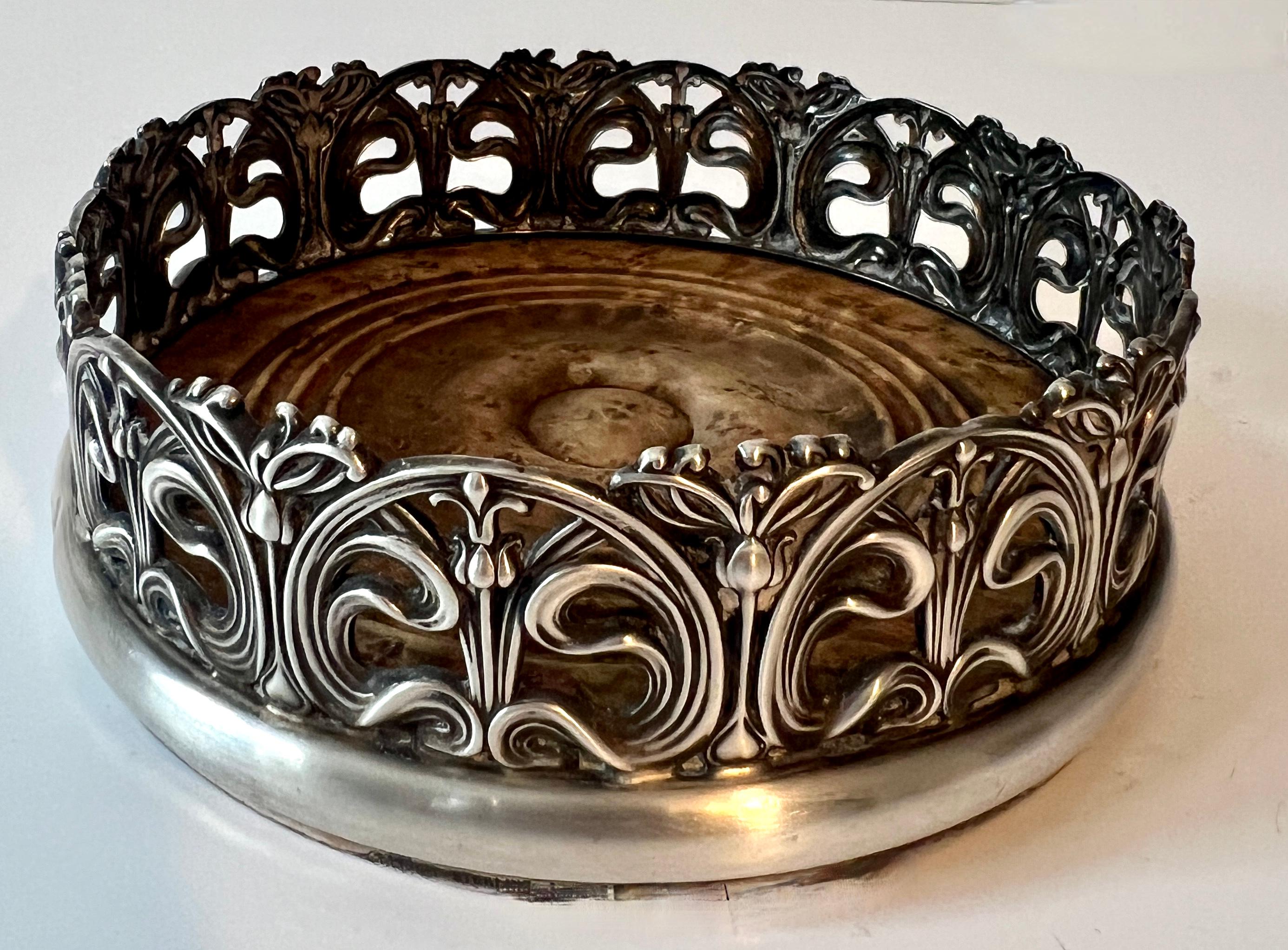 Un bellissimo sottobicchiere in argento sterling in stile art nouveau... abbastanza grande per le bottiglie di vino o di champagne e con un design straordinario - Sebbene risalga alla prima parte del XX secolo, il design si adatta molto bene alle