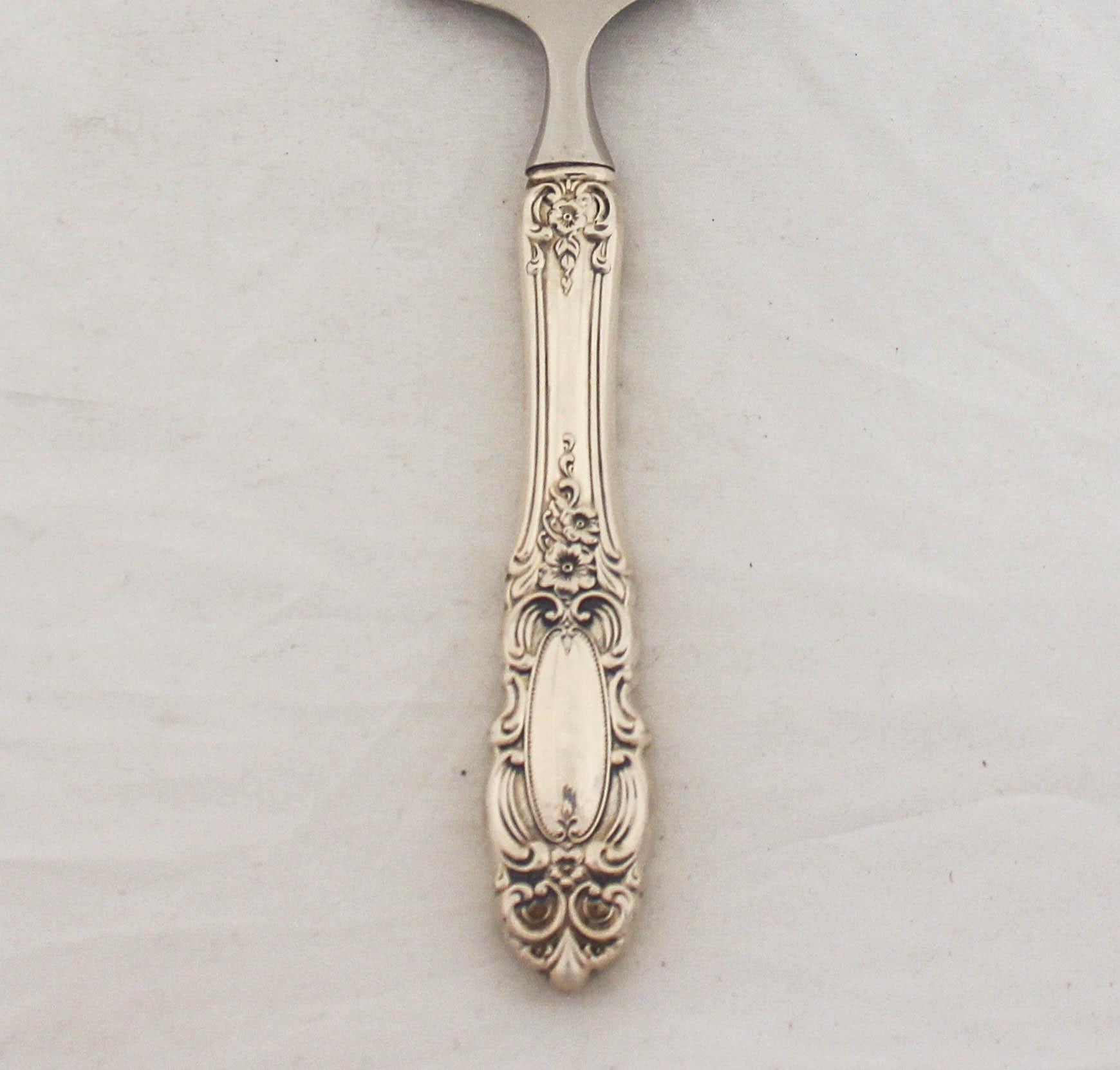 Angeboten wird ein Tortenheber aus Sterlingsilber von Towle Silversmiths mit dem Muster 