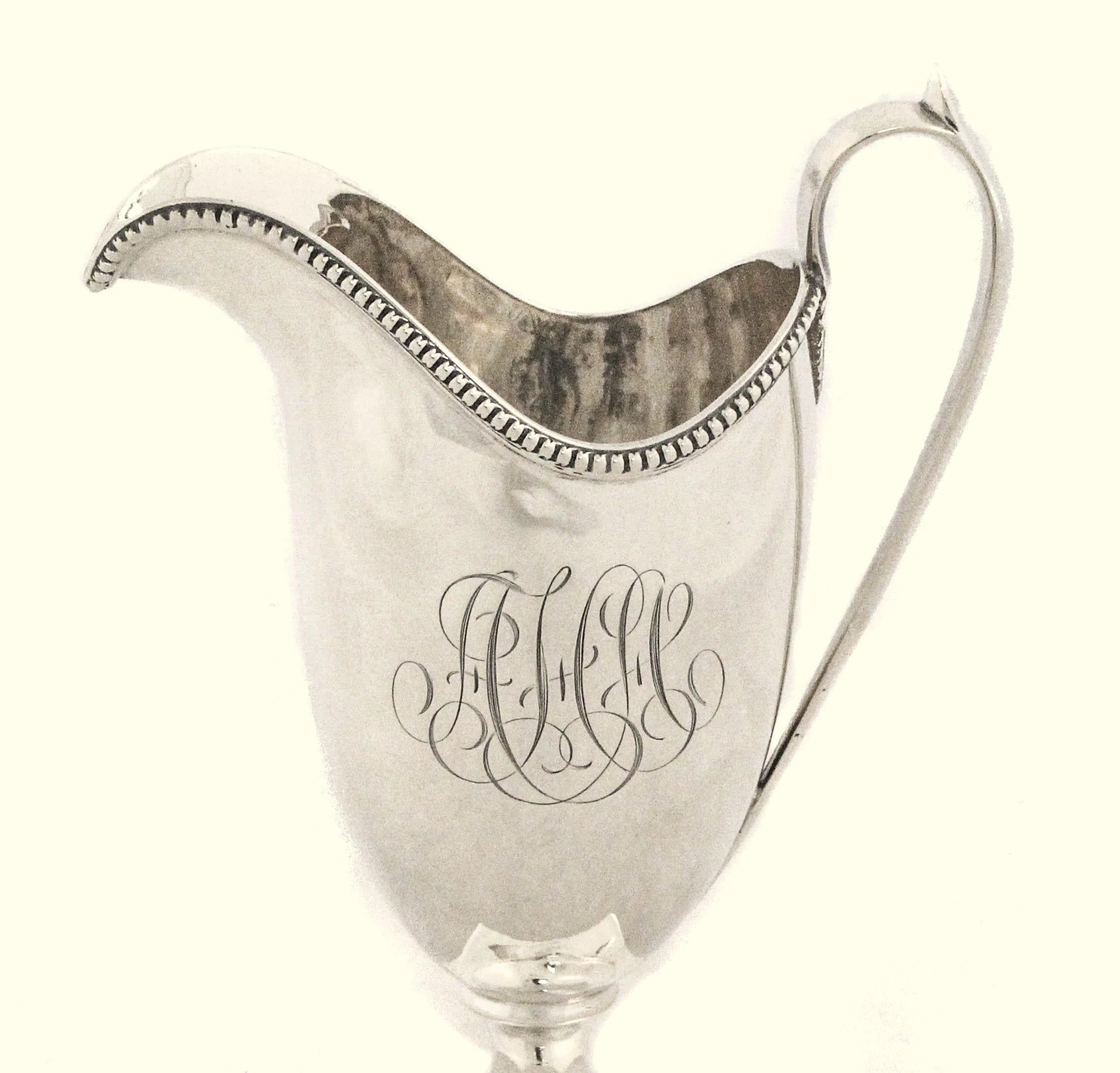 Bellissimo esempio di artigianato in argento americano dei primi del Novecento, questa salsiera in argento sterling di Theodore B. Starr combina un'eleganza classica con dettagli raffinati. Fondata a New York a metà del XIX secolo, Theodore Starr