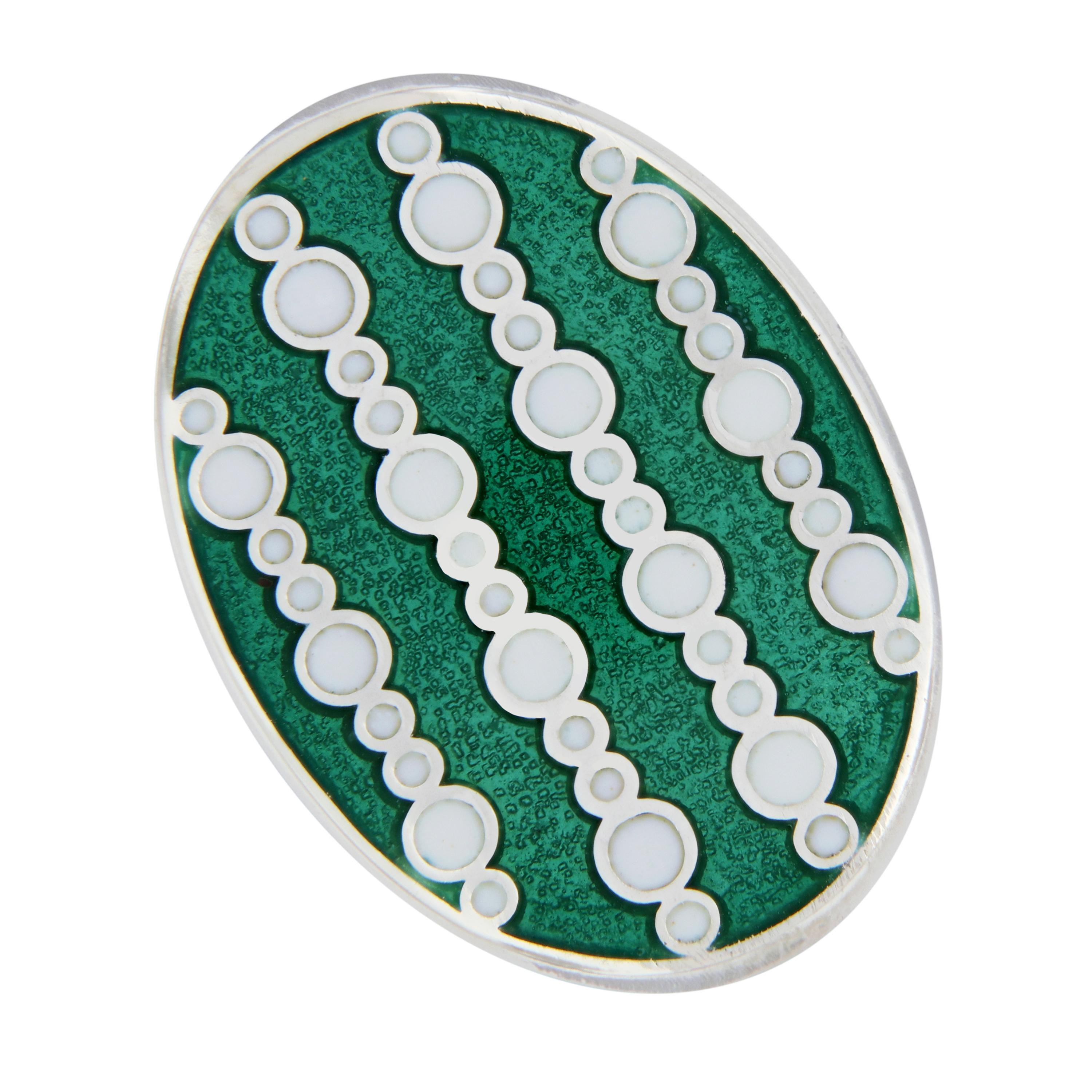 Magnifiques boutons de manchette en émail guilloché de conception contemporaine. Fabriqué à la main en Angleterre pour Campanelli & Pear. Pèse 12,6 grammes. L'ovale mesure 14 mm x 19 mm.