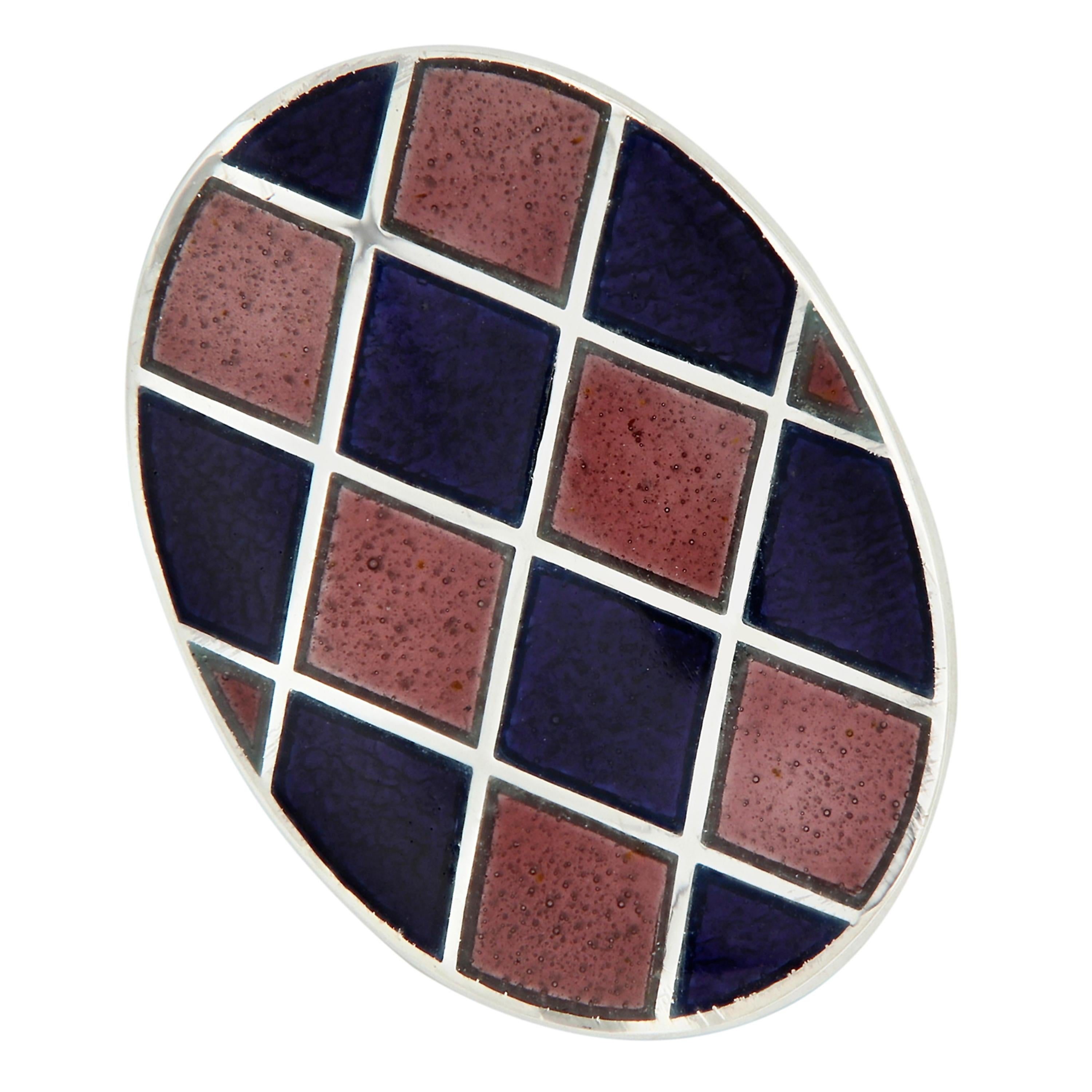 Magnifiques boutons de manchette en émail guilloché au design arlequin. Fabriqué à la main en Angleterre pour Campanelli & Pear. Pèse 12,6 grammes. L'ovale mesure 14 mm x 19 mm.

