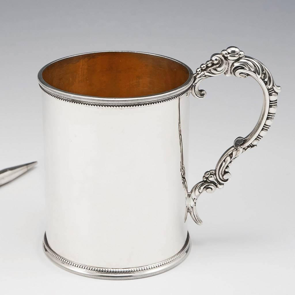 Intitulé : Une chope en argent sterling - Victorienne
Date : Poinçonné à Londres pour George Adams en 1875
Période : Victoria
Origine : Londres, Angleterre
Décoration : Intérieur en parchemin doré et poignée à double volute avec une décoration