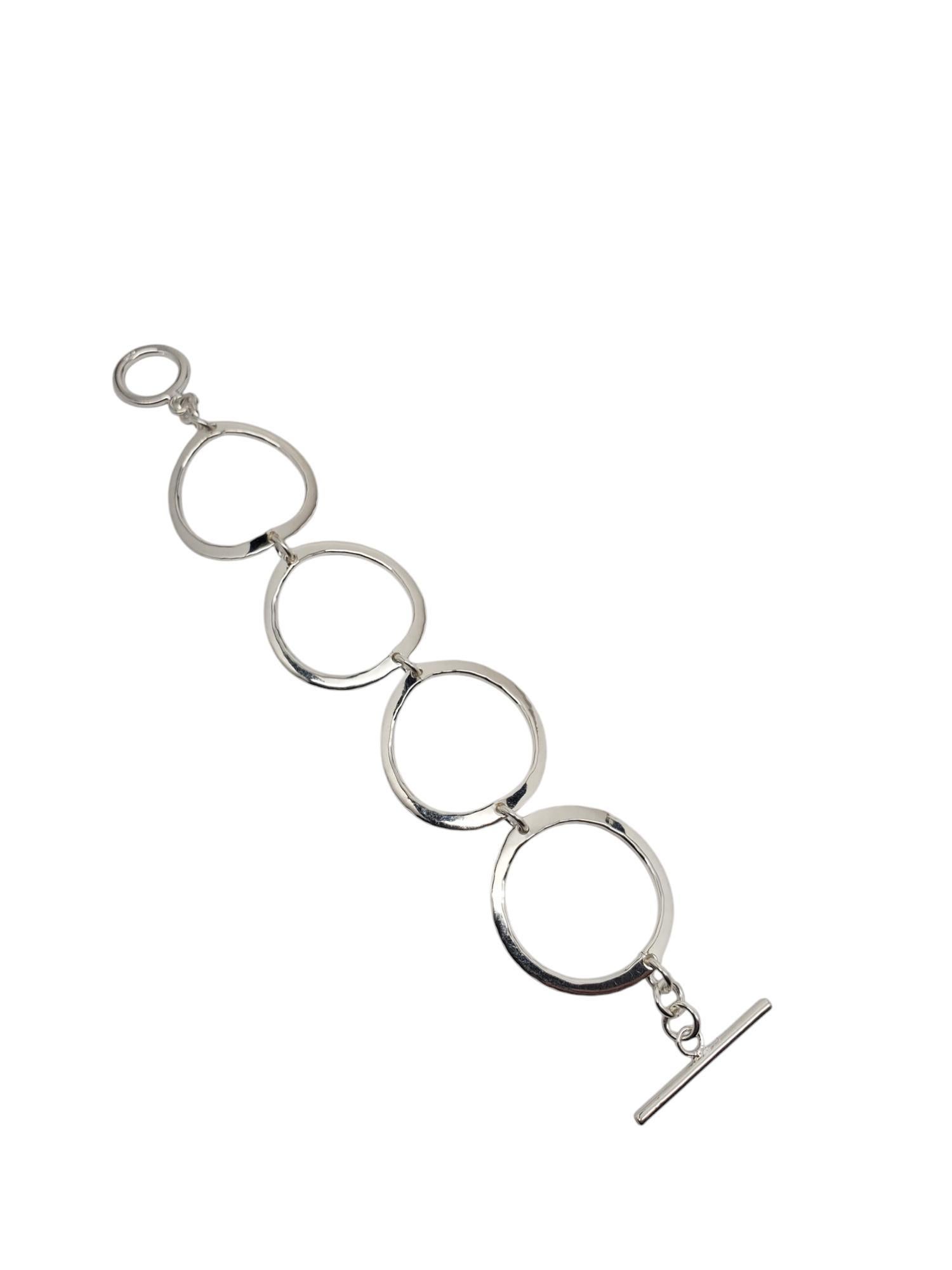 Bracelet en argent sterling à maillons en forme de cercle martelé

Ce bracelet boucle vintage présente un maillon rond martelé réversible avec un fermoir à bascule serti dans de l'argent sterling classique.

Taille : 7 in. in length

Environ 30 mm