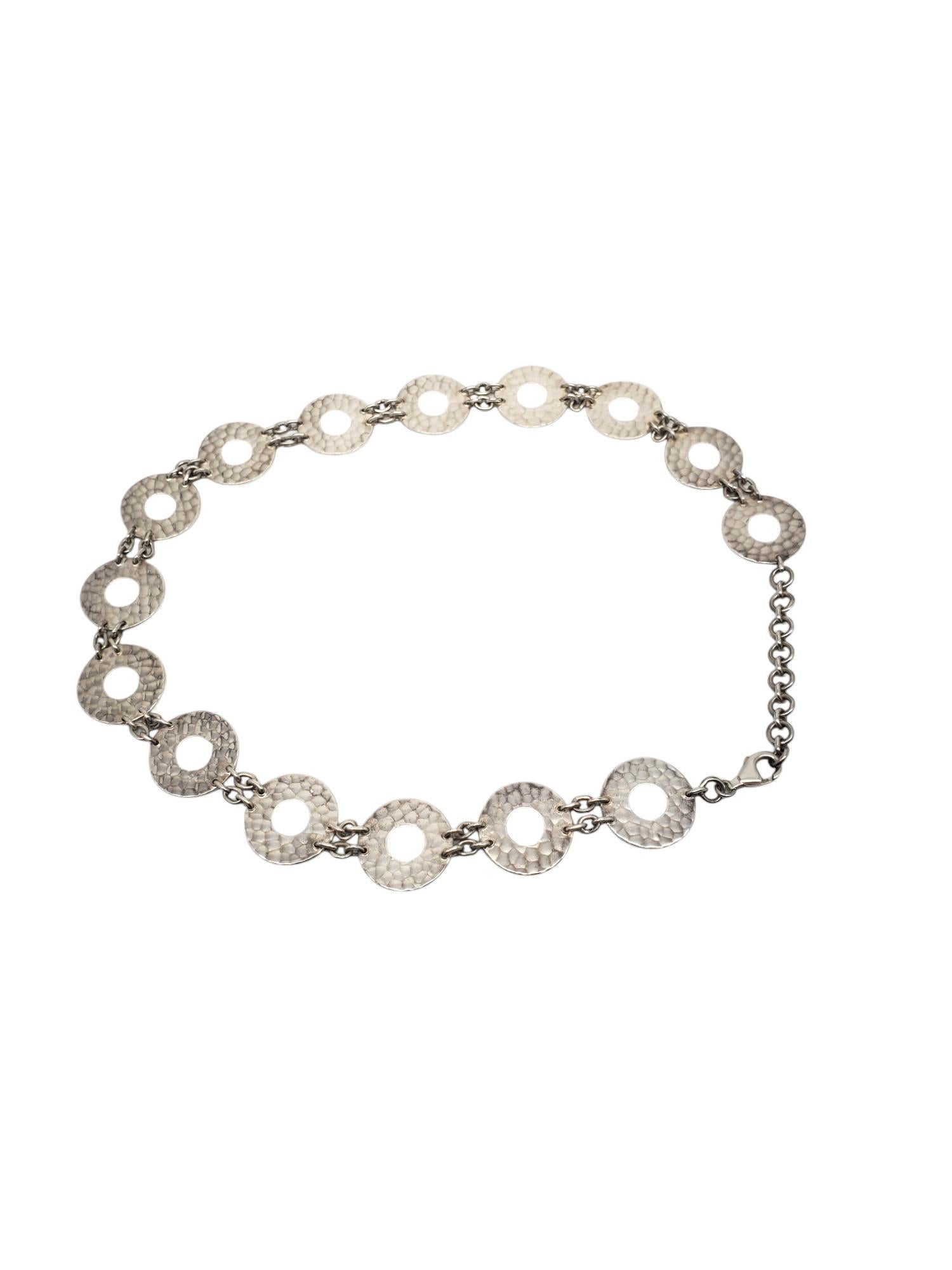 Collier à maillons circulaires en argent sterling martelé -

Ce collier classique présente une série de maillons circulaires martelés reliés par de plus petits segments de chaîne en argent sterling.

Taille : peut être porté entre 16
