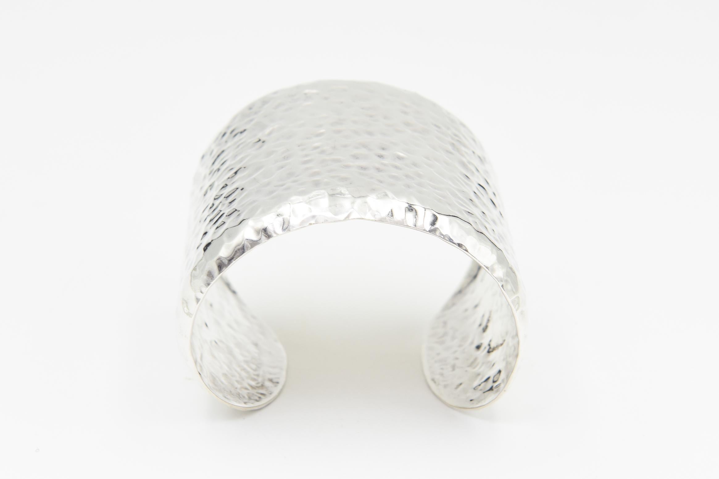 Sterling Silver Hammered Cuff Bracelet en Bueno estado para la venta en Miami Beach, FL