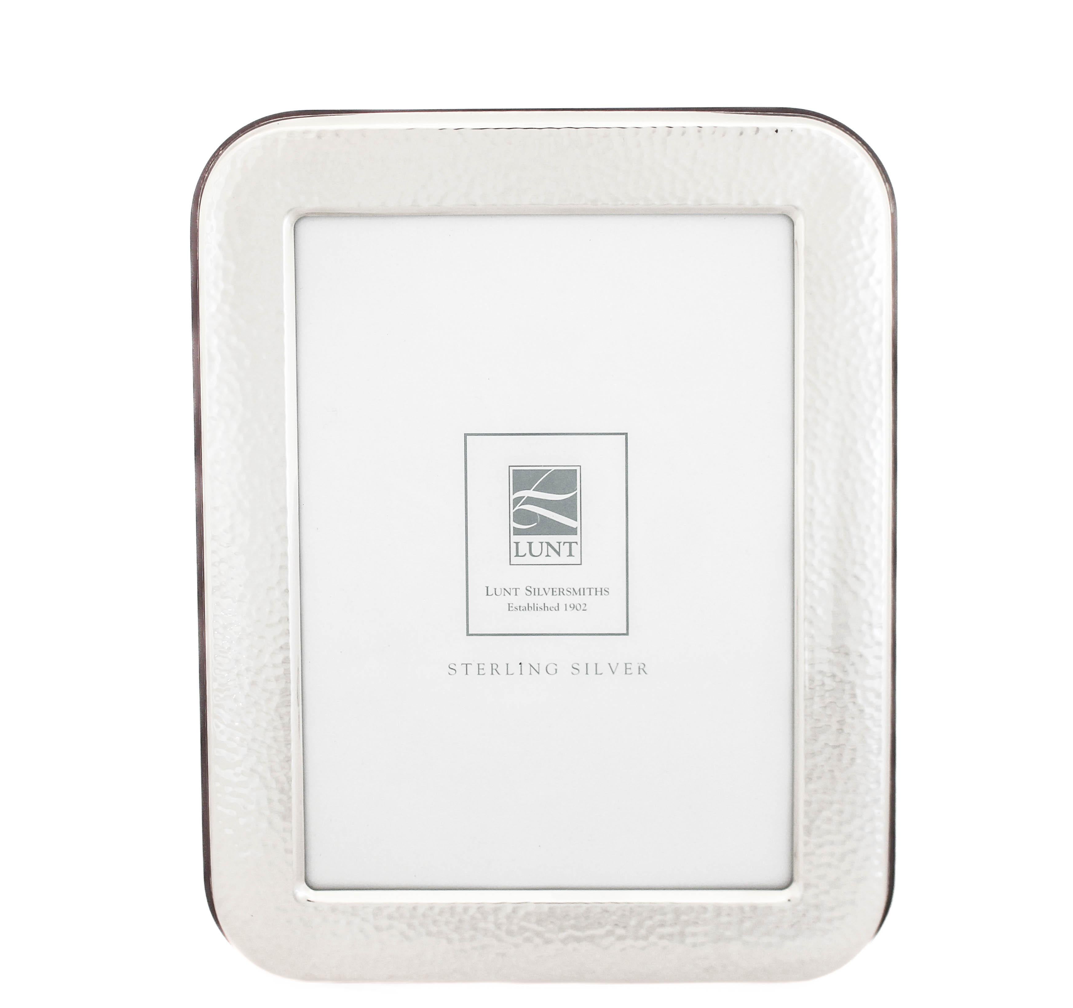 Viene offerta una cornice in argento sterling di Lunt Silvermiths.  Ha una finitura martellata ed è laccato per evitare che si appanni.  Il retro è in legno e può essere esposto in orizzontale o in verticale.  Un look moderno per incorniciare i tuoi