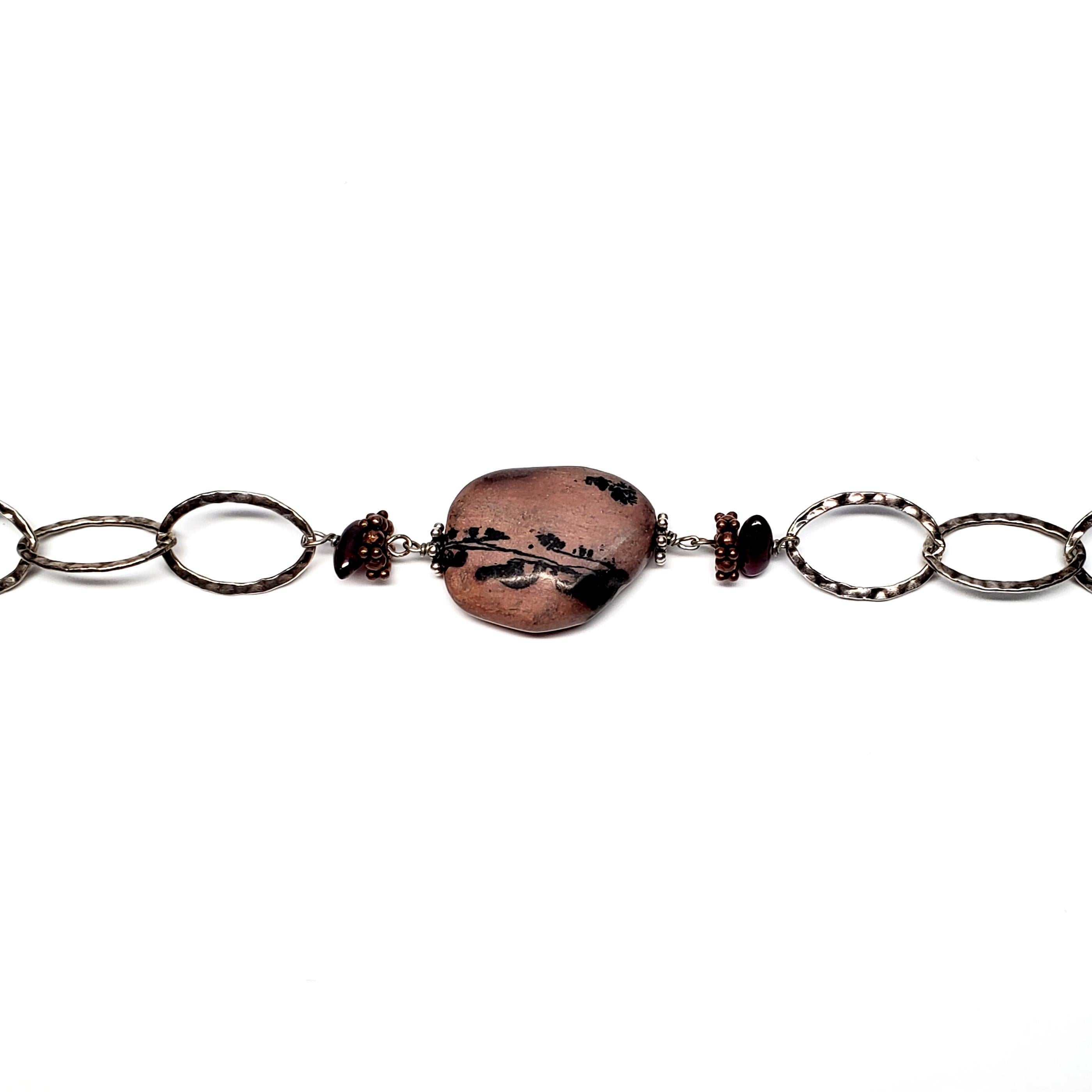 Collana con pietre e link ovali in argento sterling martellato in vendita 2