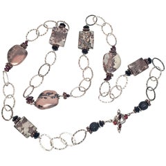 Halskette aus gehämmertem ovalen Gliedern und Steinen aus Sterlingsilber