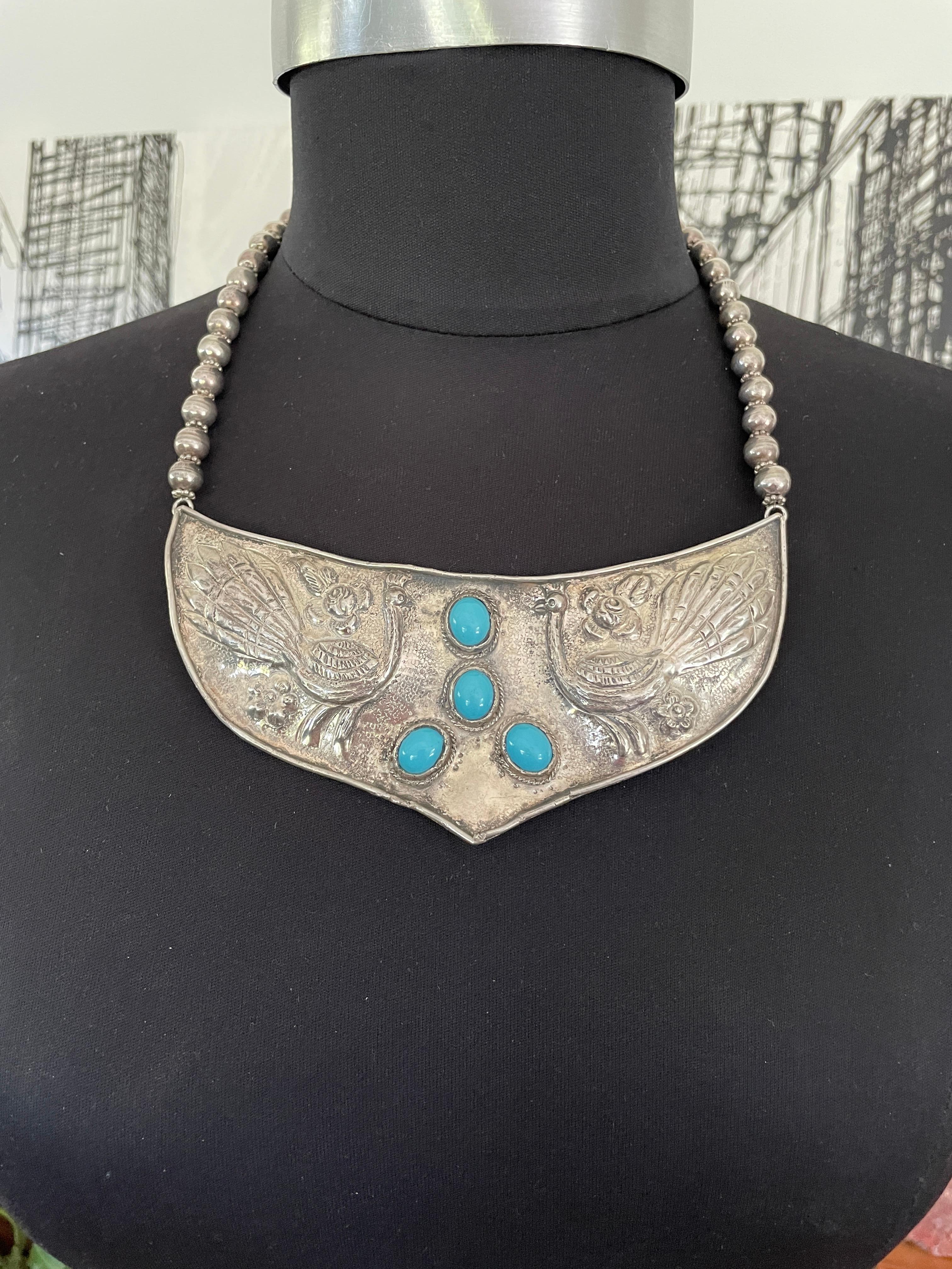 Donna Collana con scudo in turchese martellato in argento 925 Hand Made 1970 in vendita