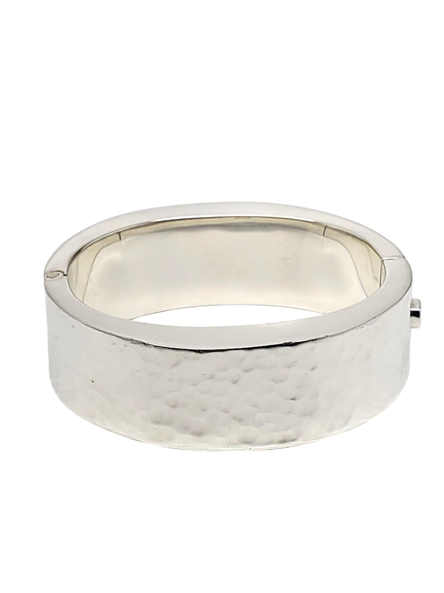 Bracciale ovale largo e martellato in argento sterling -

Questo splendido bracciale bangle largo in argento sterling presenta un design martellato e lucido con chiusura a scatola.

Dimensioni: circa 7