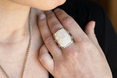 Anello in argento 925 intagliato a mano con madreperla, pietra lunare arcobaleno e quarzo