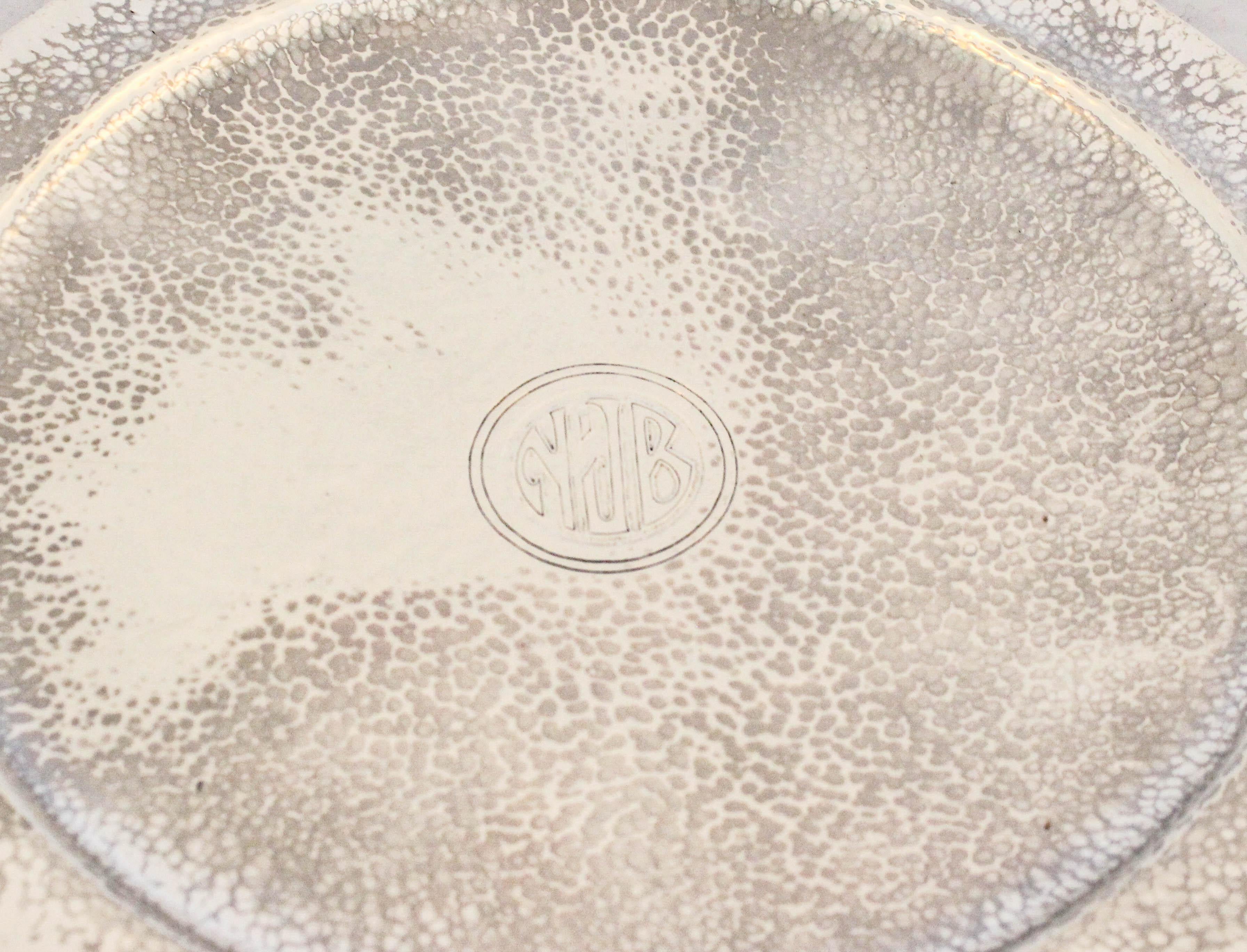 Siamo felici di offrire questo vassoio in argento sterling lavorato a mano dalla Baltimore Silver Company. 
Progettato e realizzato nel pieno del periodo 