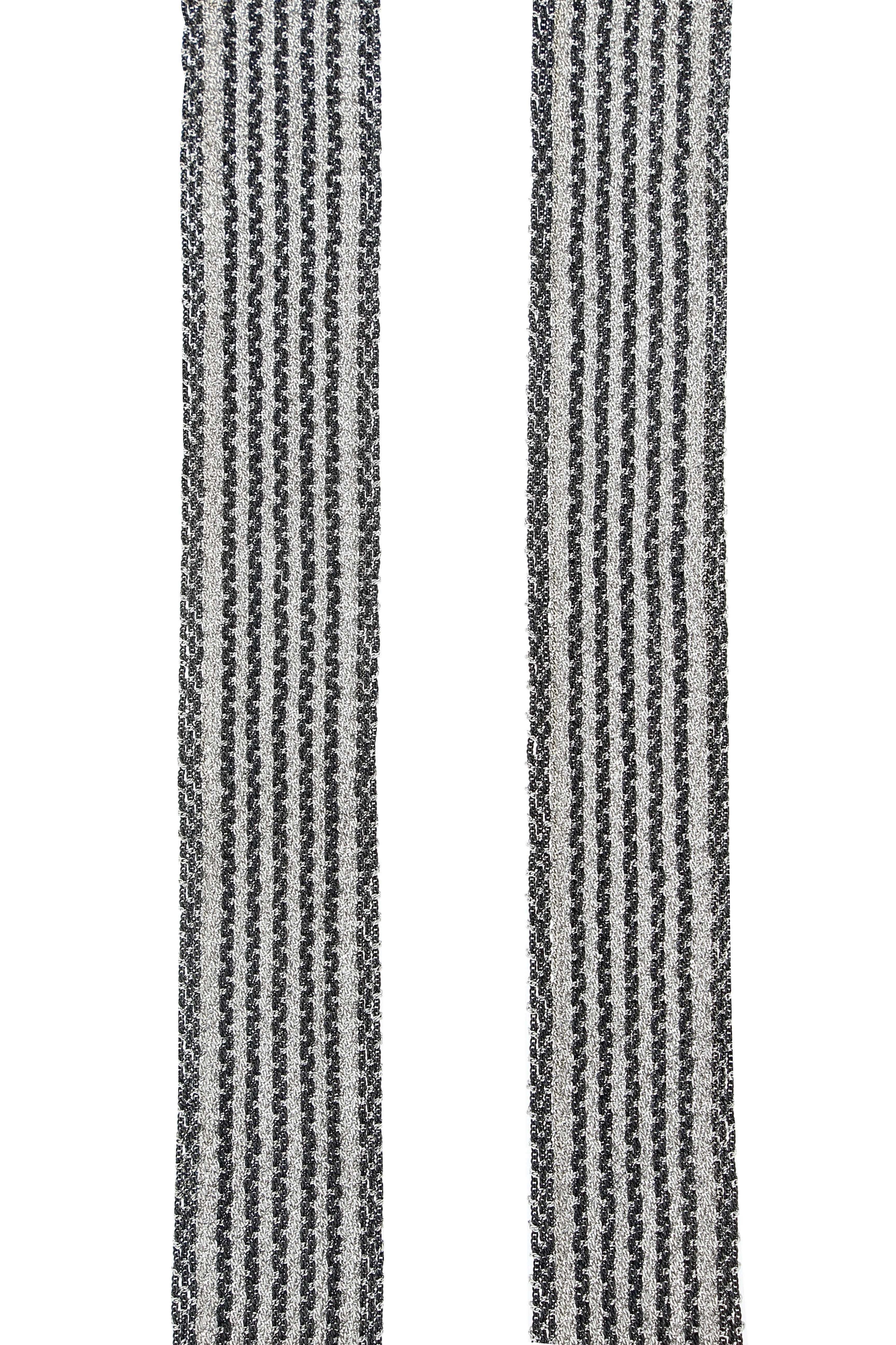 Eine außergewöhnliche Schal-Halskette aus Sterlingsilber, bei der Silberfäden und Stoffe in dieses stilvolle Schmuckstück eingewebt sind, das in Italien mit hervorragender Handwerkskunst handgefertigt wird.
Das Unternehmen wurde vor anderthalb