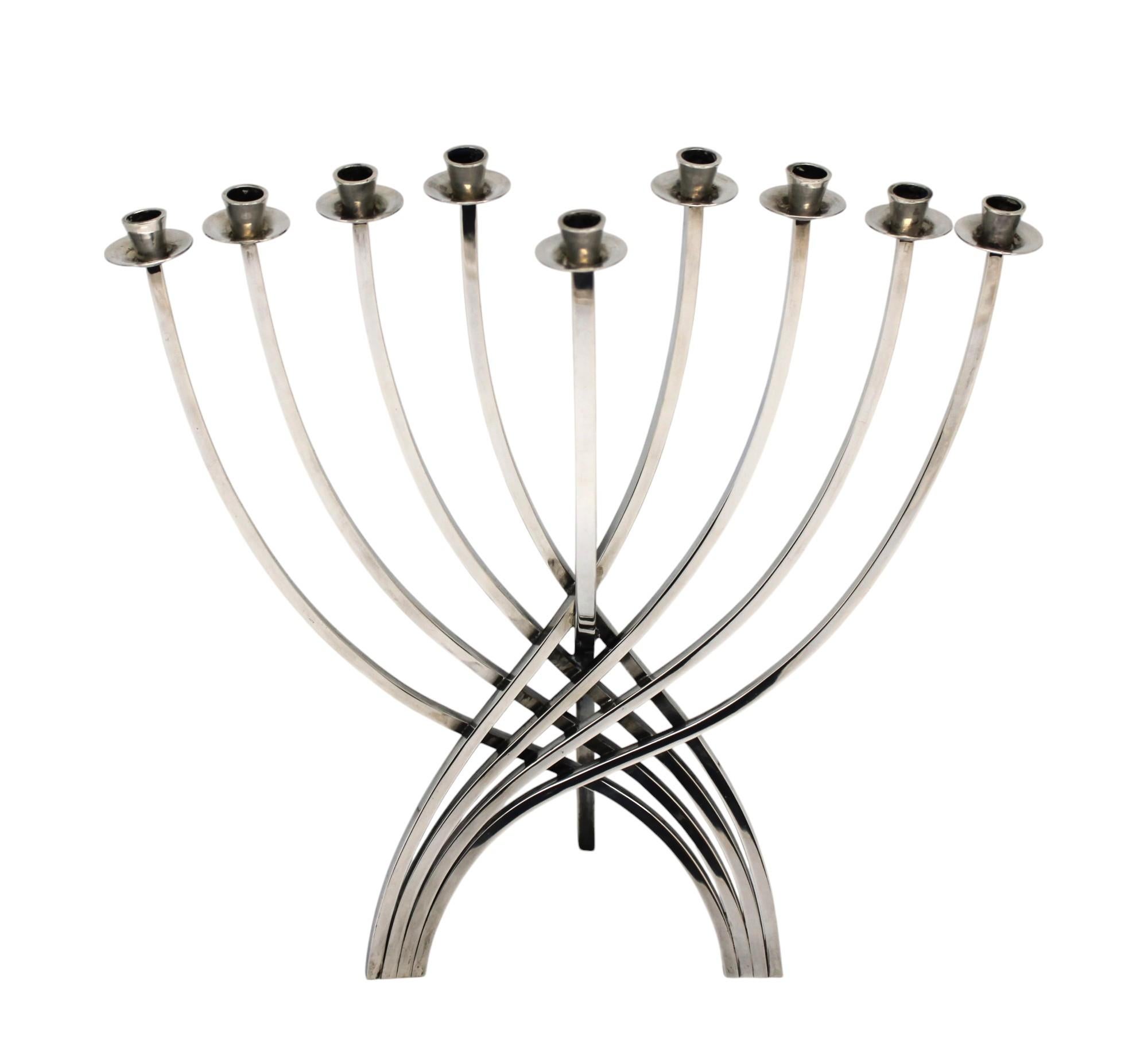 Menorah de Hanukkah de plata de ley de Ludwig Yehuda Wolpert, Nueva York Circa 1970 finales del siglo XX en venta