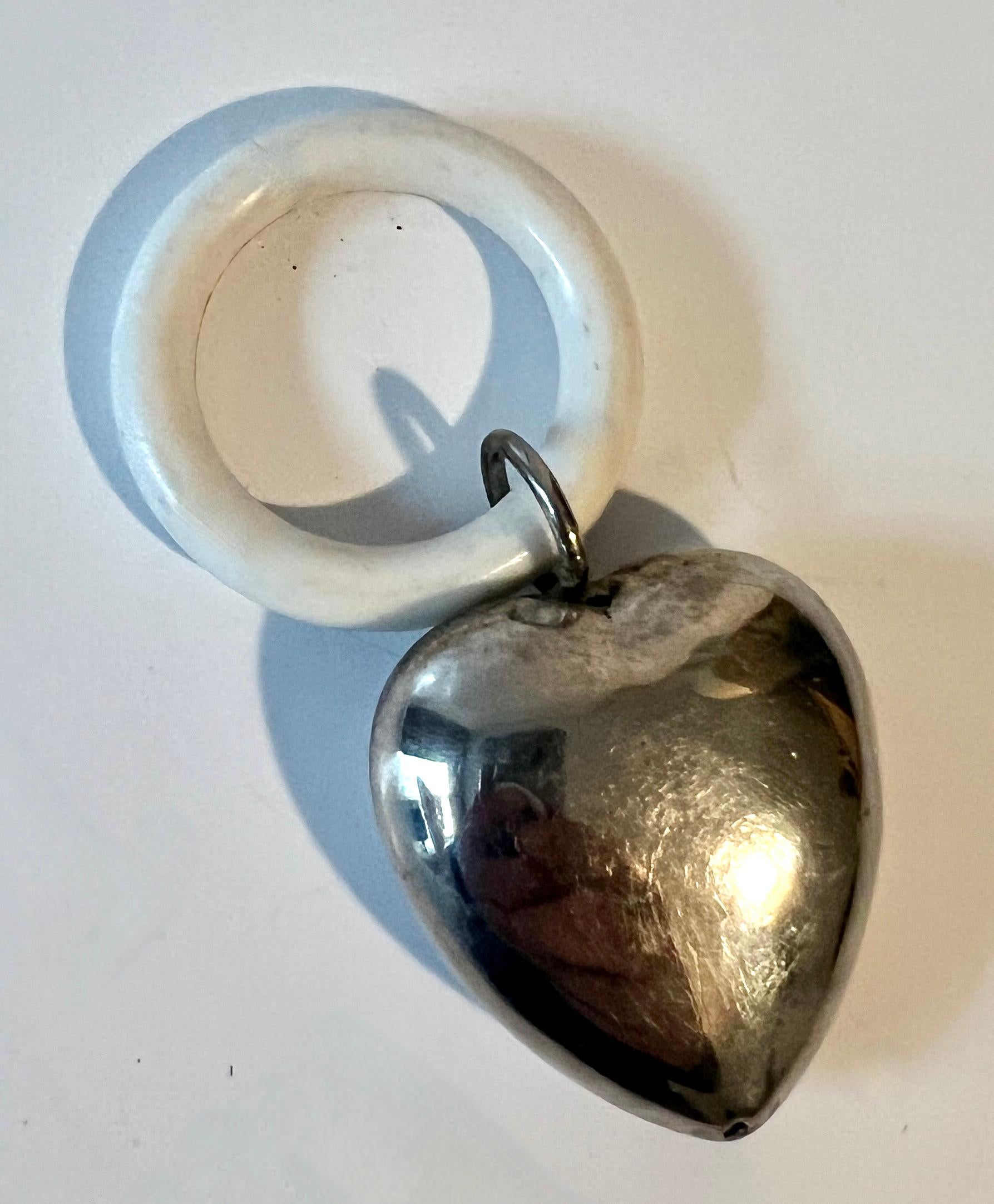 Sonajero Corazón de Plata de Ley Grabado SWEET BABY Moderno de mediados de siglo en venta