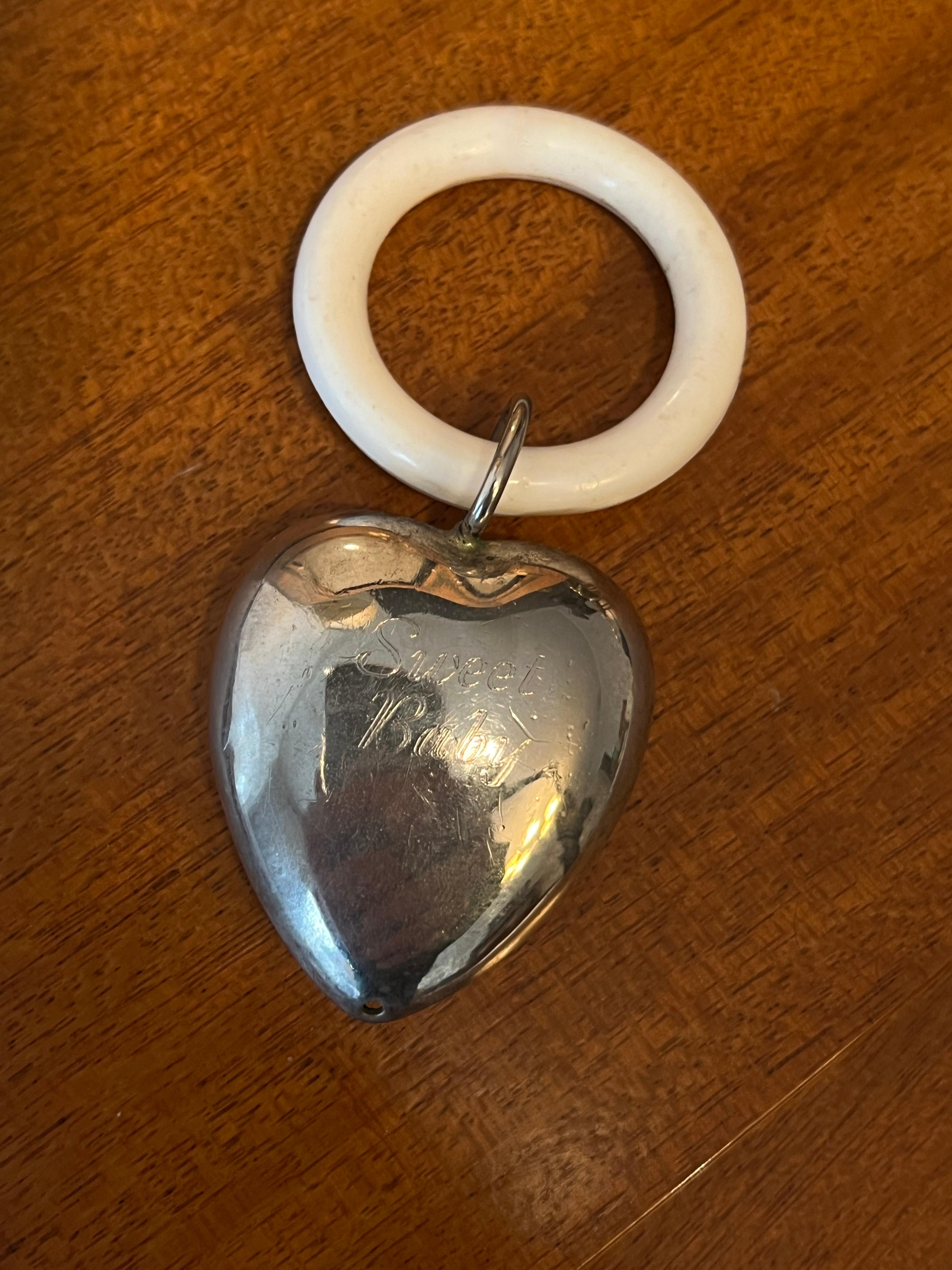 Sonajero Corazón de Plata de Ley Grabado SWEET BABY siglo XX en venta