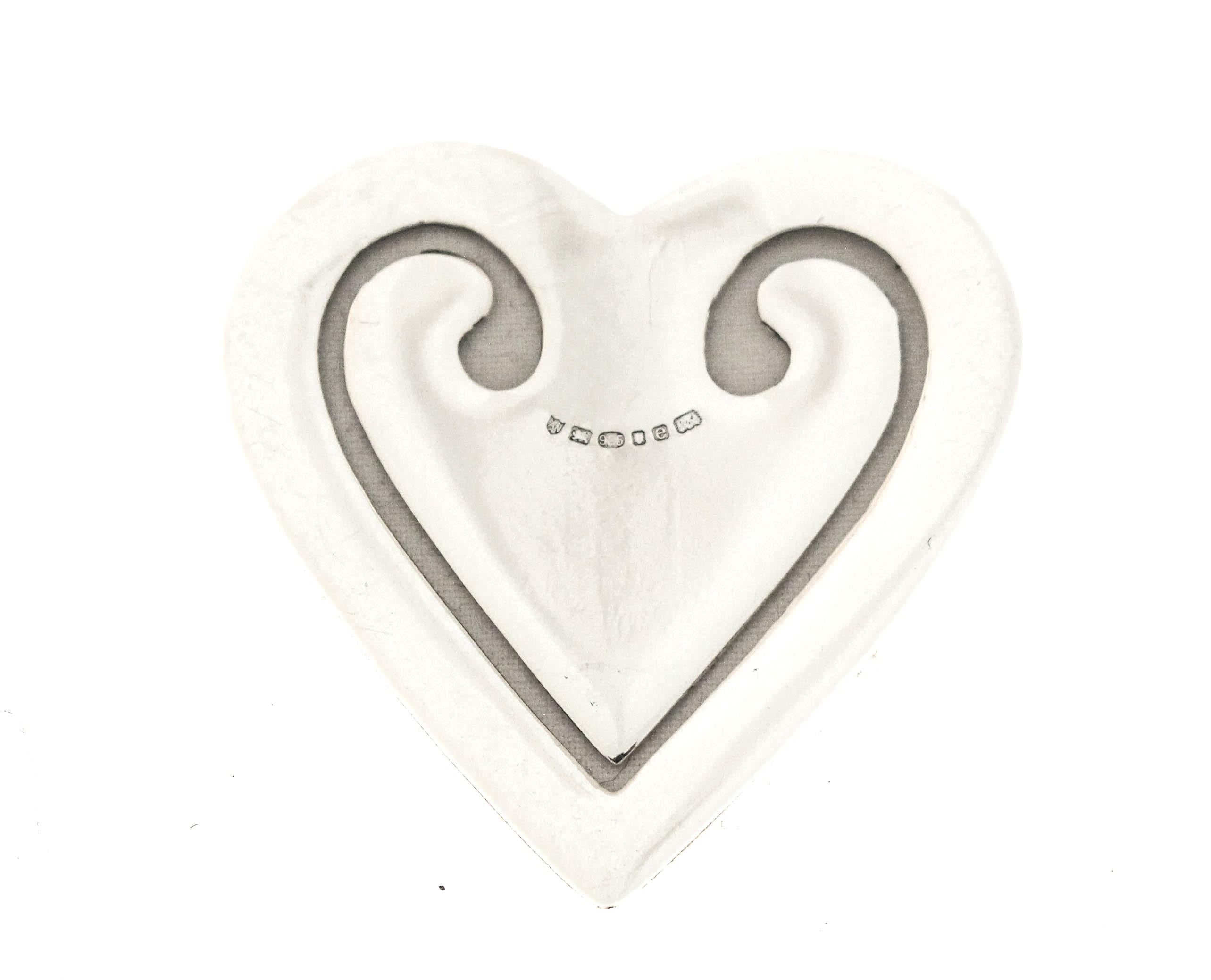 Viene offerto un segnalibro in argento sterling a forma di cuore.  Ha un motivo floreale inciso sul lato anteriore.  Un dolce regalo per la calza o per la borsa!