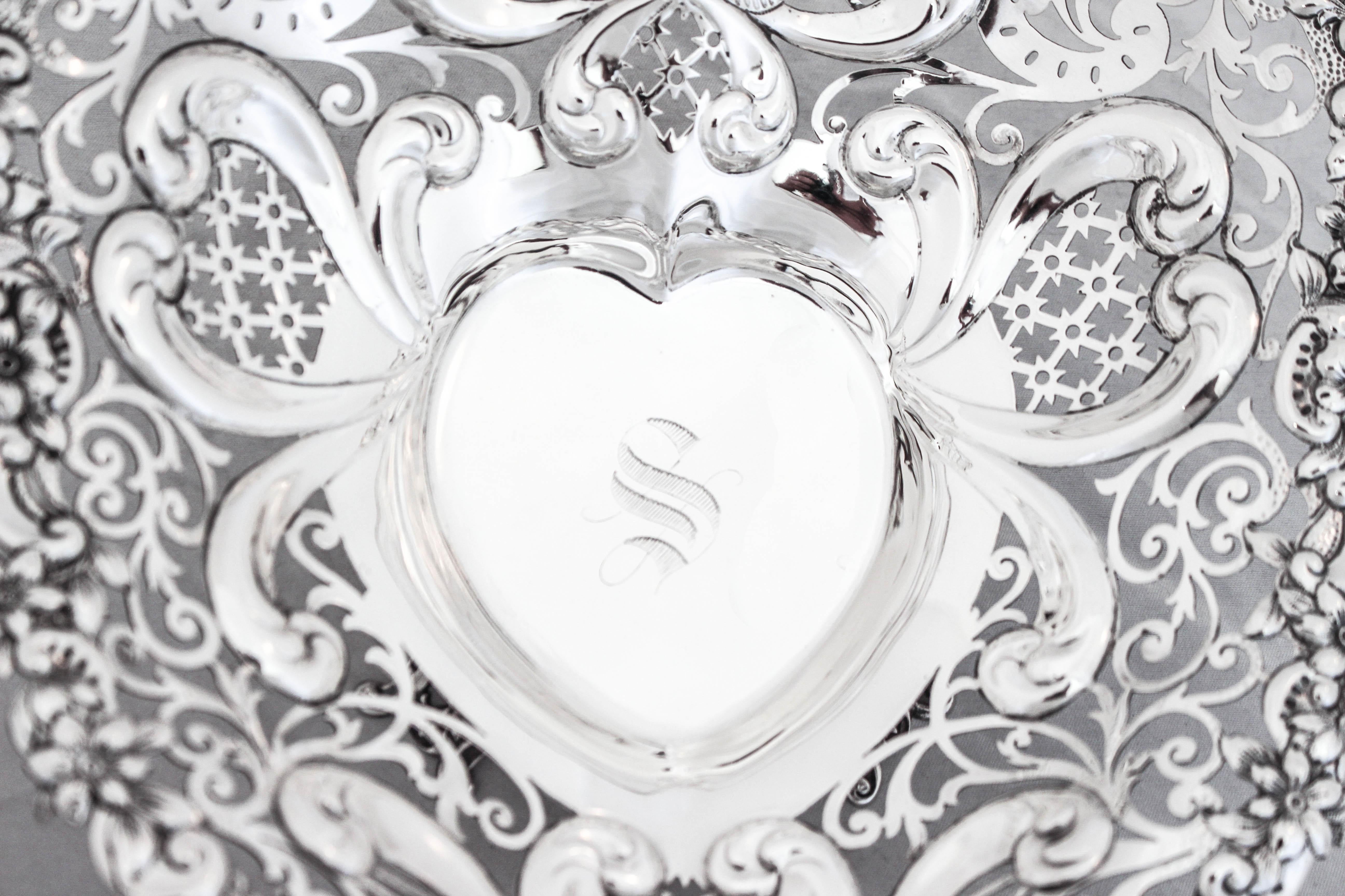 Sterling Silver Heart Dish, 1893 In Excellent Condition For Sale In Brooklyn, NY
