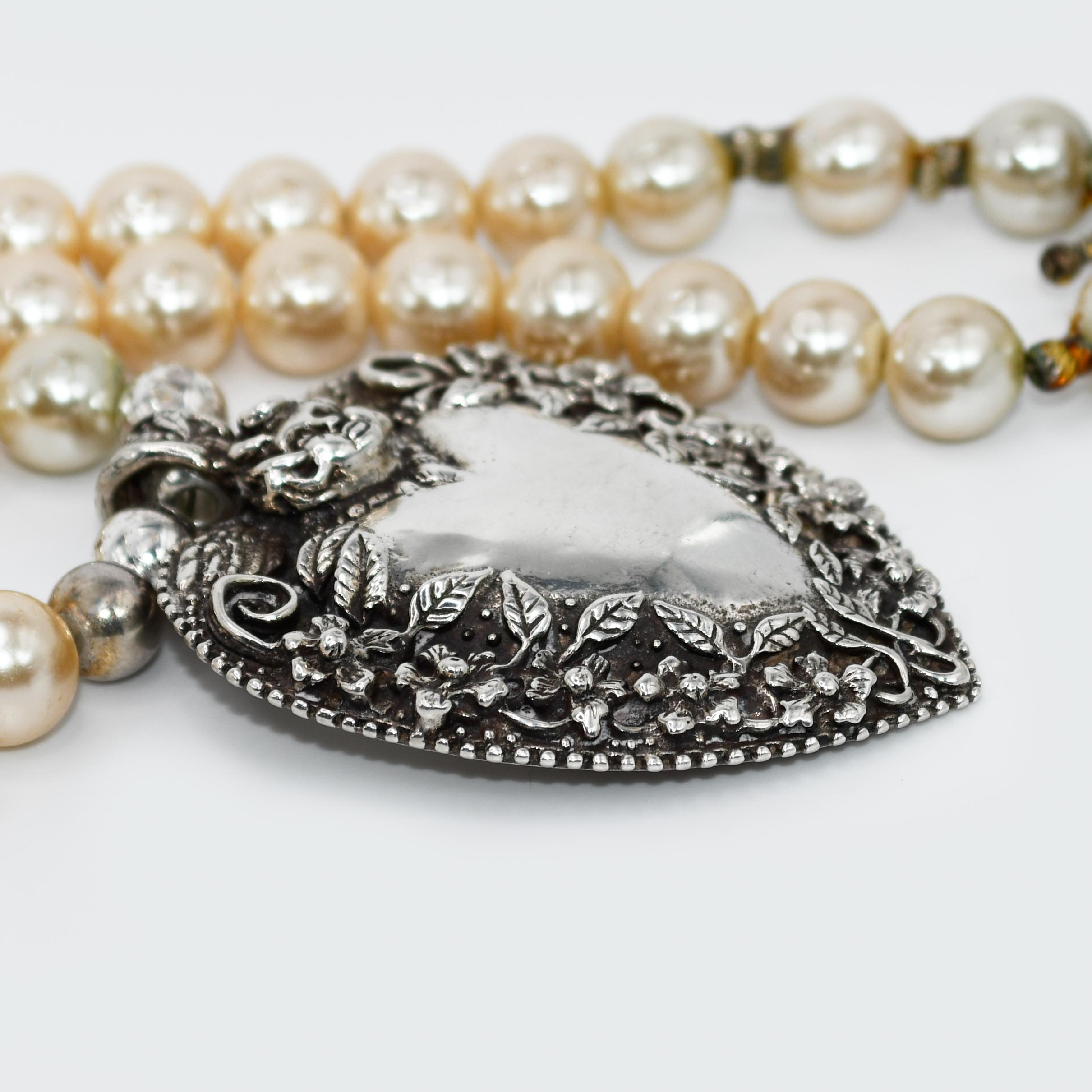 Pendentif en forme de cœur en argent sterling, collier en fausse perle, 158 g Excellent état - En vente à Laguna Beach, CA