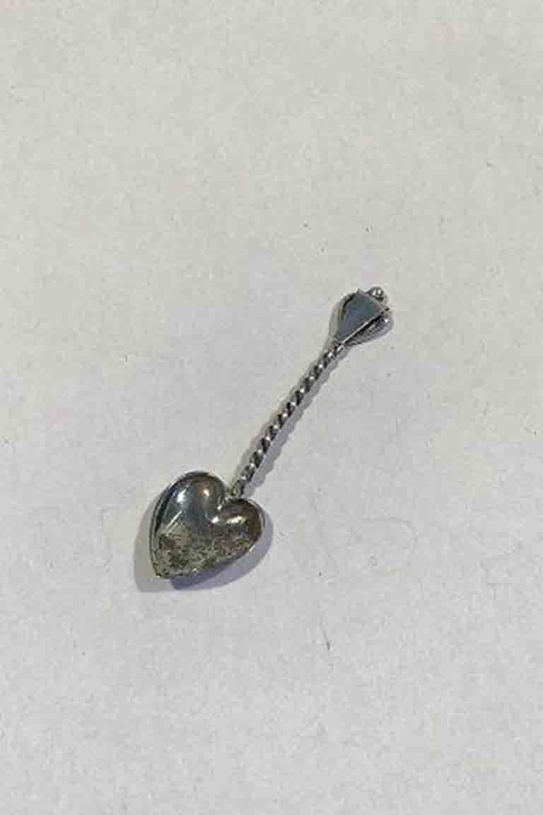 Sterling silver heart shaped salt spoon.

Measures 5.3 cm(2 3/32 in) Slight corrosion.
