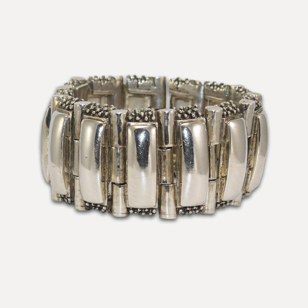 Großes Designerarmband aus Sterlingsilber.
Gestempelt Michael Dawkins, .925 und wiegt 188,5 Gramm oder 6,06 Feinunzen.
Das Armband ist 7 Zoll lang und 1 1/4 Zoll breit.
Am Ende jedes großen Gliedes befinden sich silberne Perlenmuster.
Sehr guter
