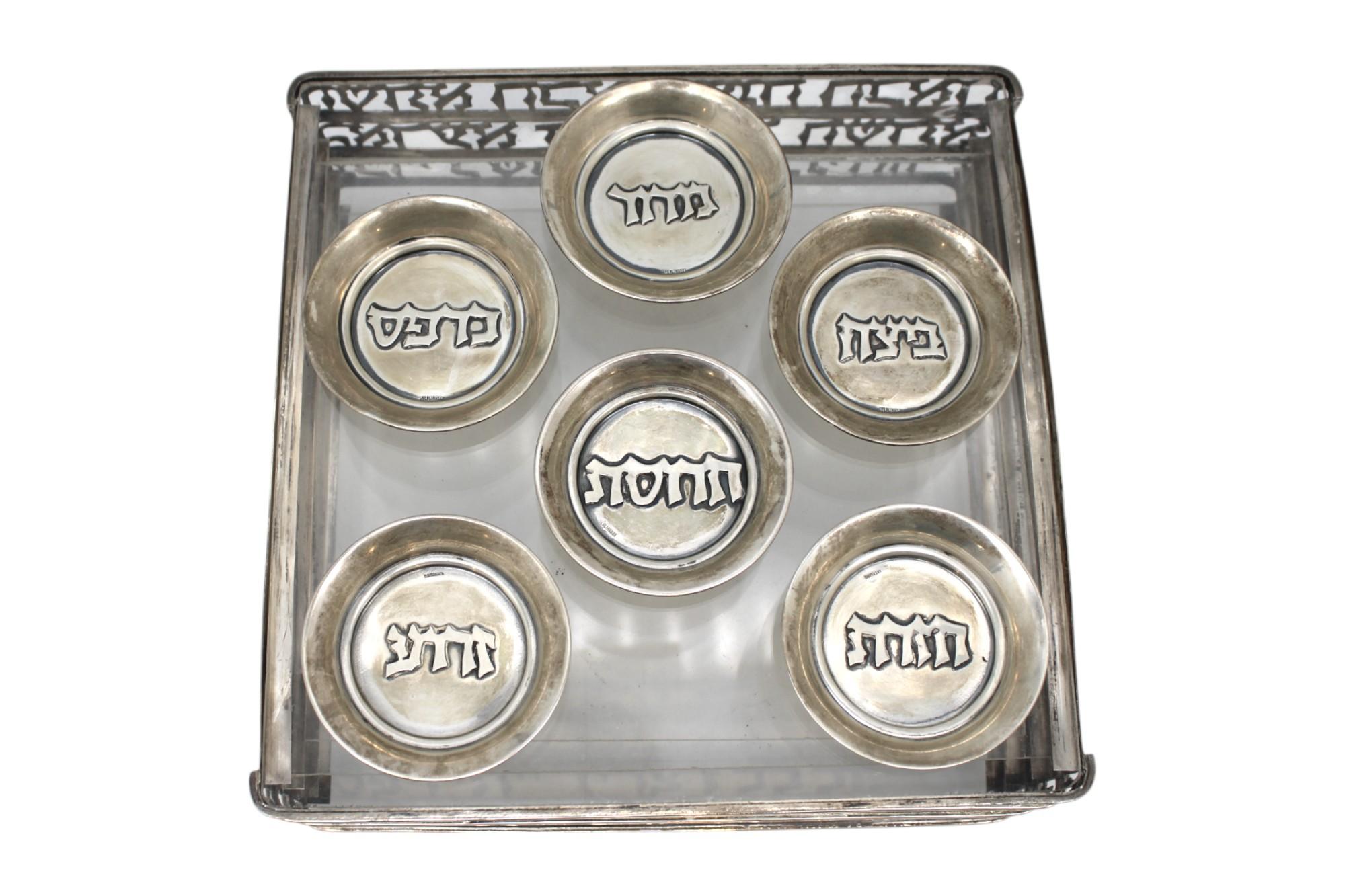 Ritaglio ebraico in argento Sterling e Compendio della Pasqua ebraica e piatti in acrilico in vendita 1