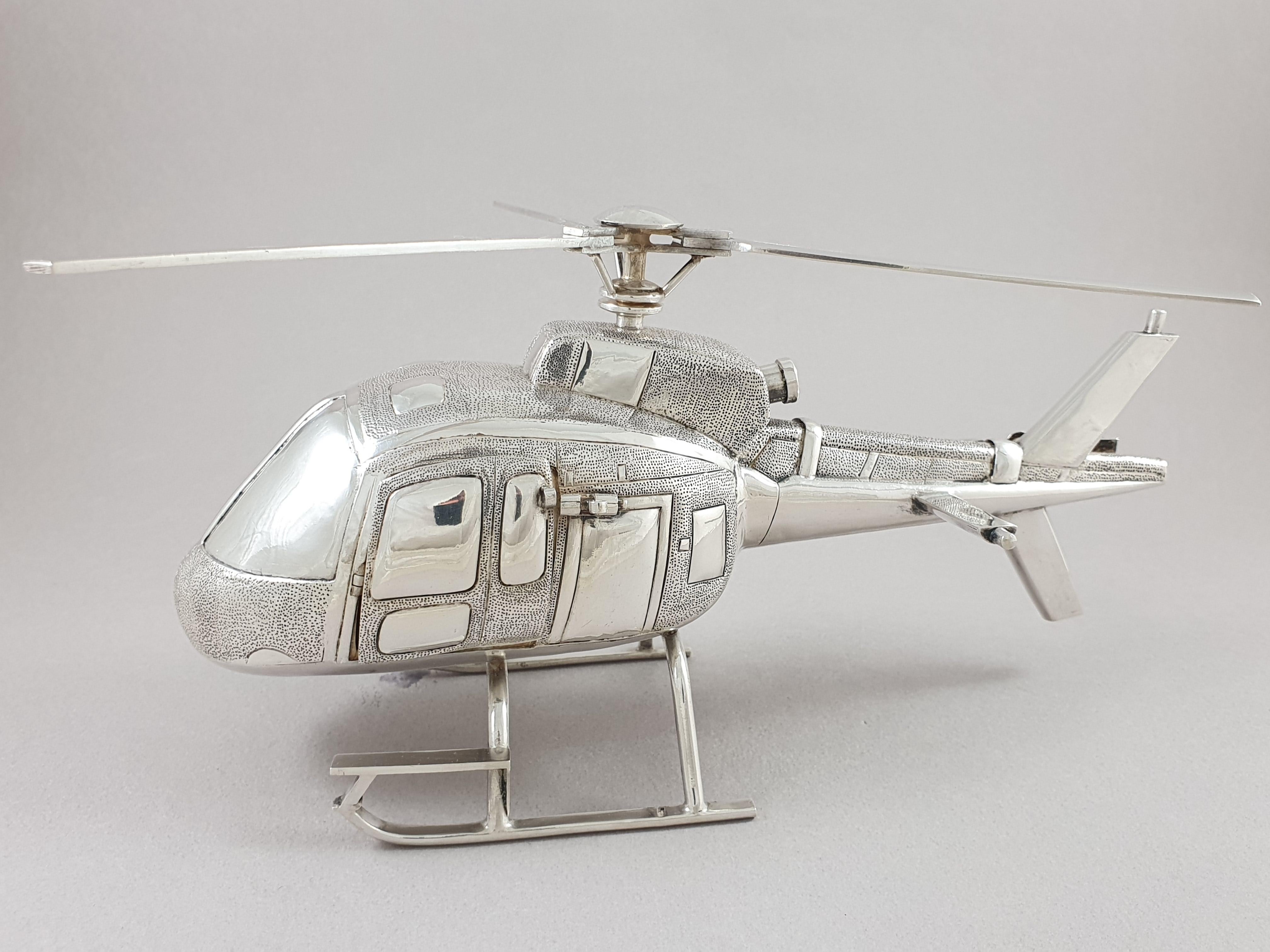 Sterling Silver helicopter, 20th century work

The doors open and the propellers spin

925 silver hallmark

Measures: Length: 20cm - 7.87 inches 
Height: 11.5cm - 4.52 inches
Weight: 248 grams

Great condition.