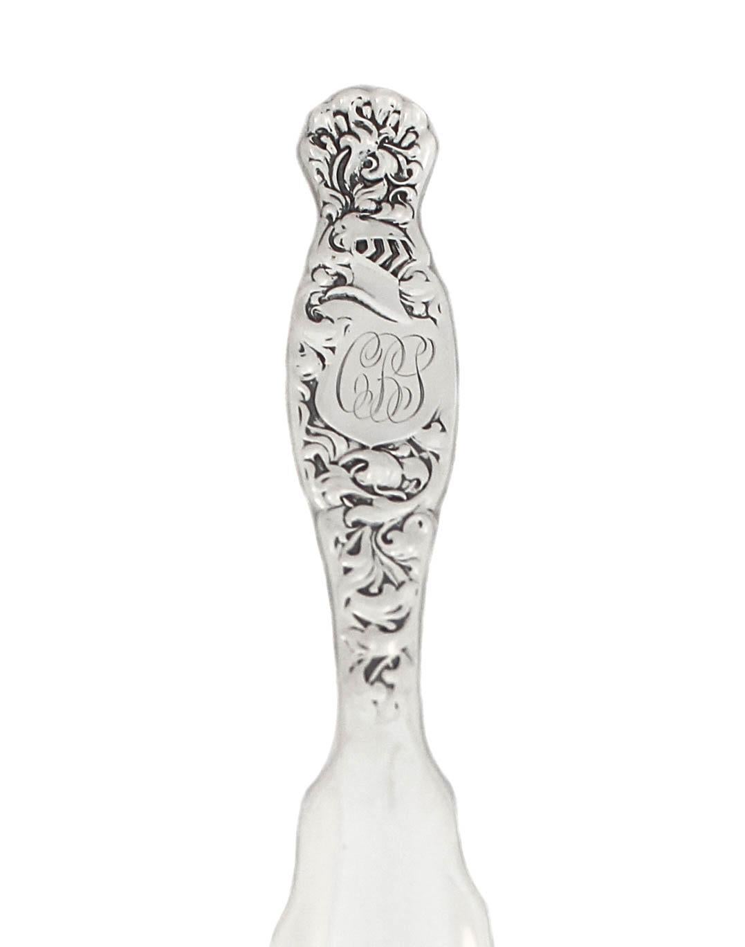 Nous vous proposons un chausse-pied en argent sterling de Frank Whiting au motif 