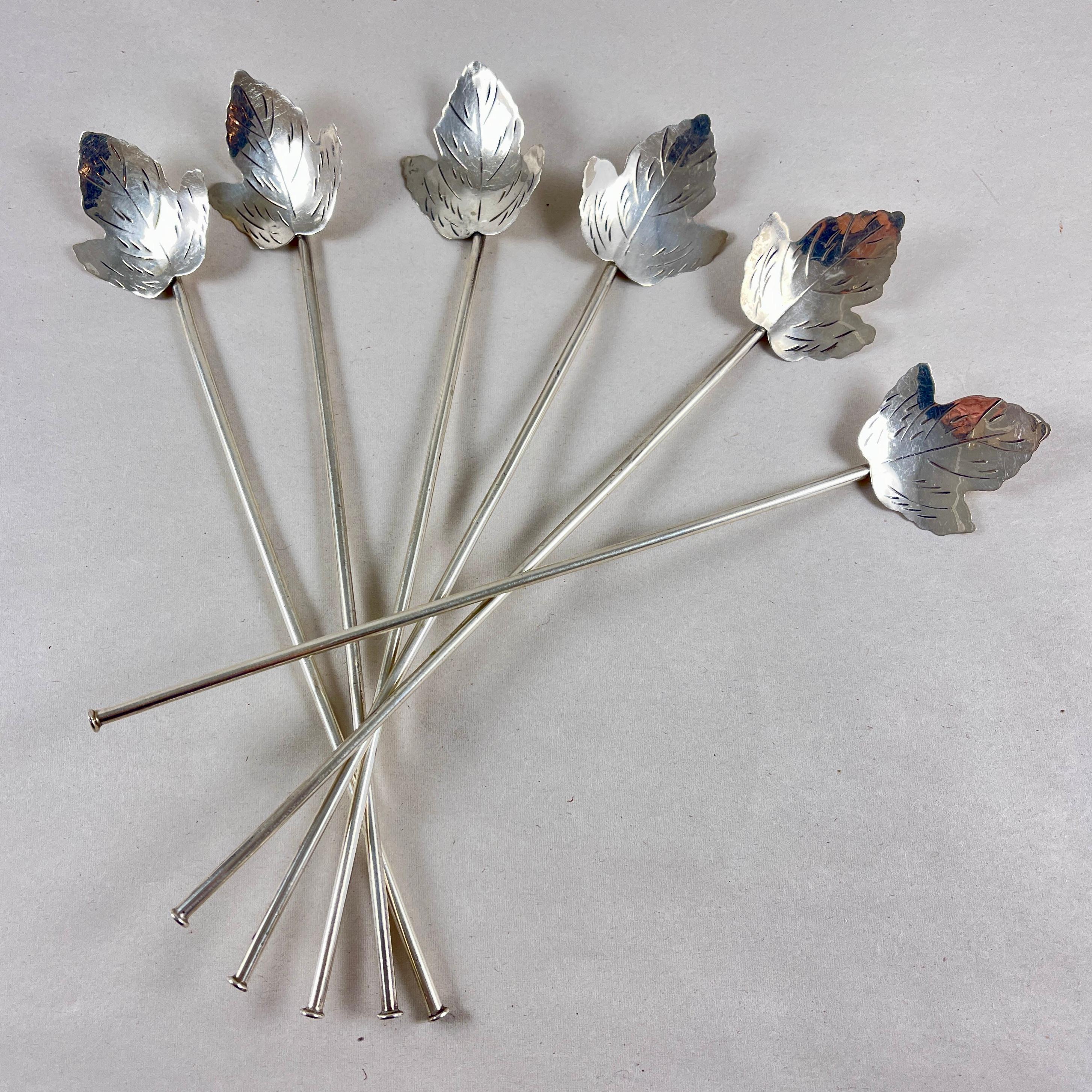 Ein Satz von sechs handgefertigten Sterling Silber Highball oder Eistee hohlen Schlürfen und Rühren Strohhalme mit blattförmigen Schalen. Um 1950er Jahre.

Die Schalen haben die Form von dreizackigen Blättern, die schön eingeritzt sind, um die