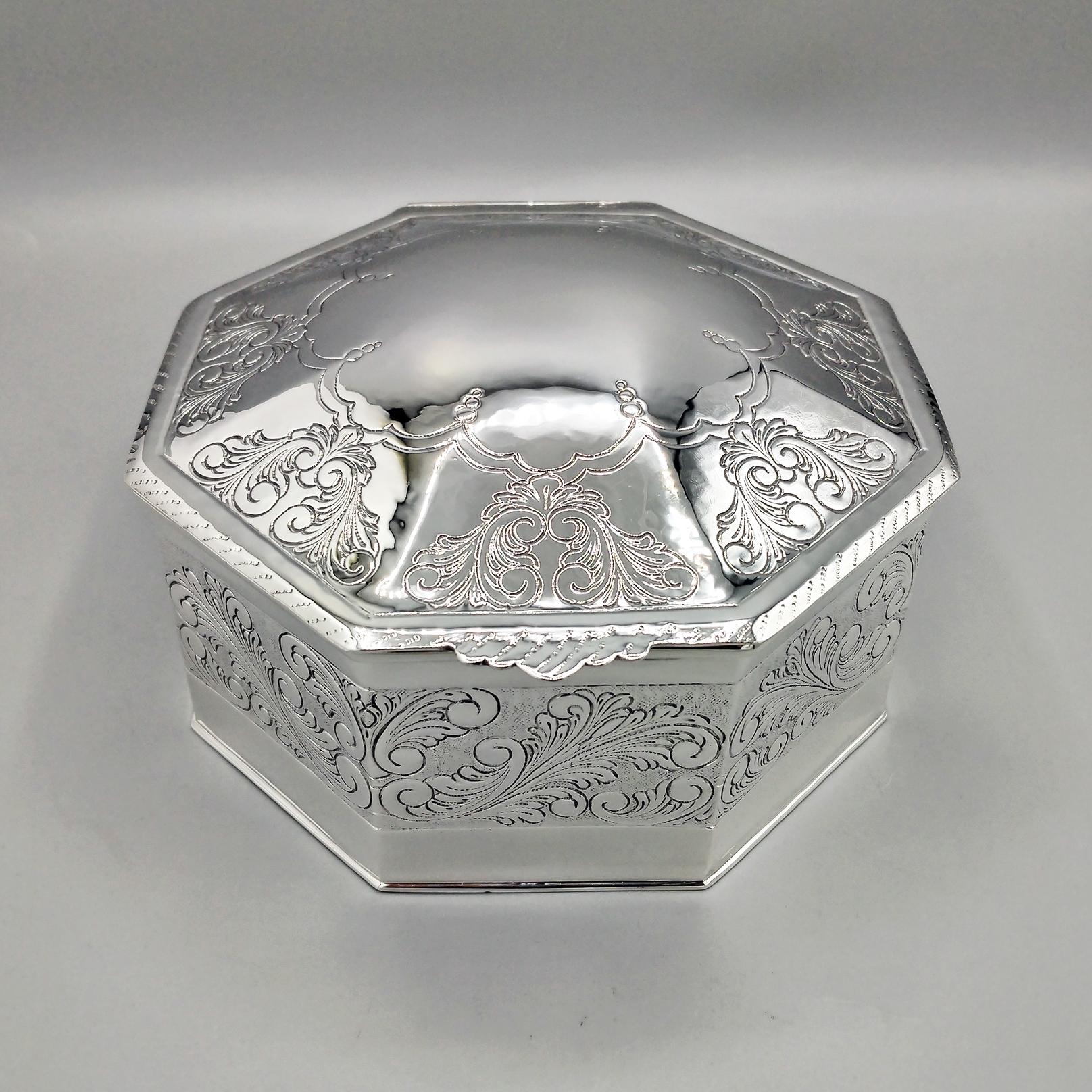 Caja octogonal totalmente artesanal, partiendo de una placa de plata de ley y dándole forma.
La tapa octogonal tiene bisagras. El cuerpo de la caja y la tapa están grabados y cincelados con diseños de volutas.
La parte inferior de la caja se ha