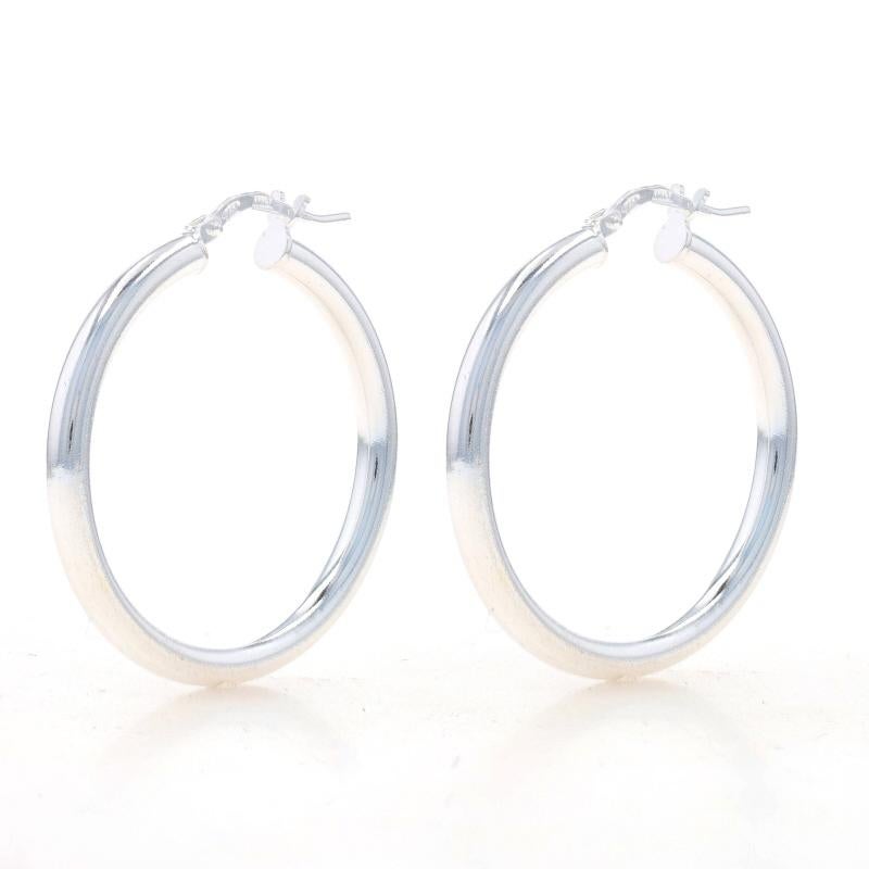Metal Content: Sterling Silver

Style: Hoop
Fastening Type: Snap Closures

Measurements
Tall: 1 9/32