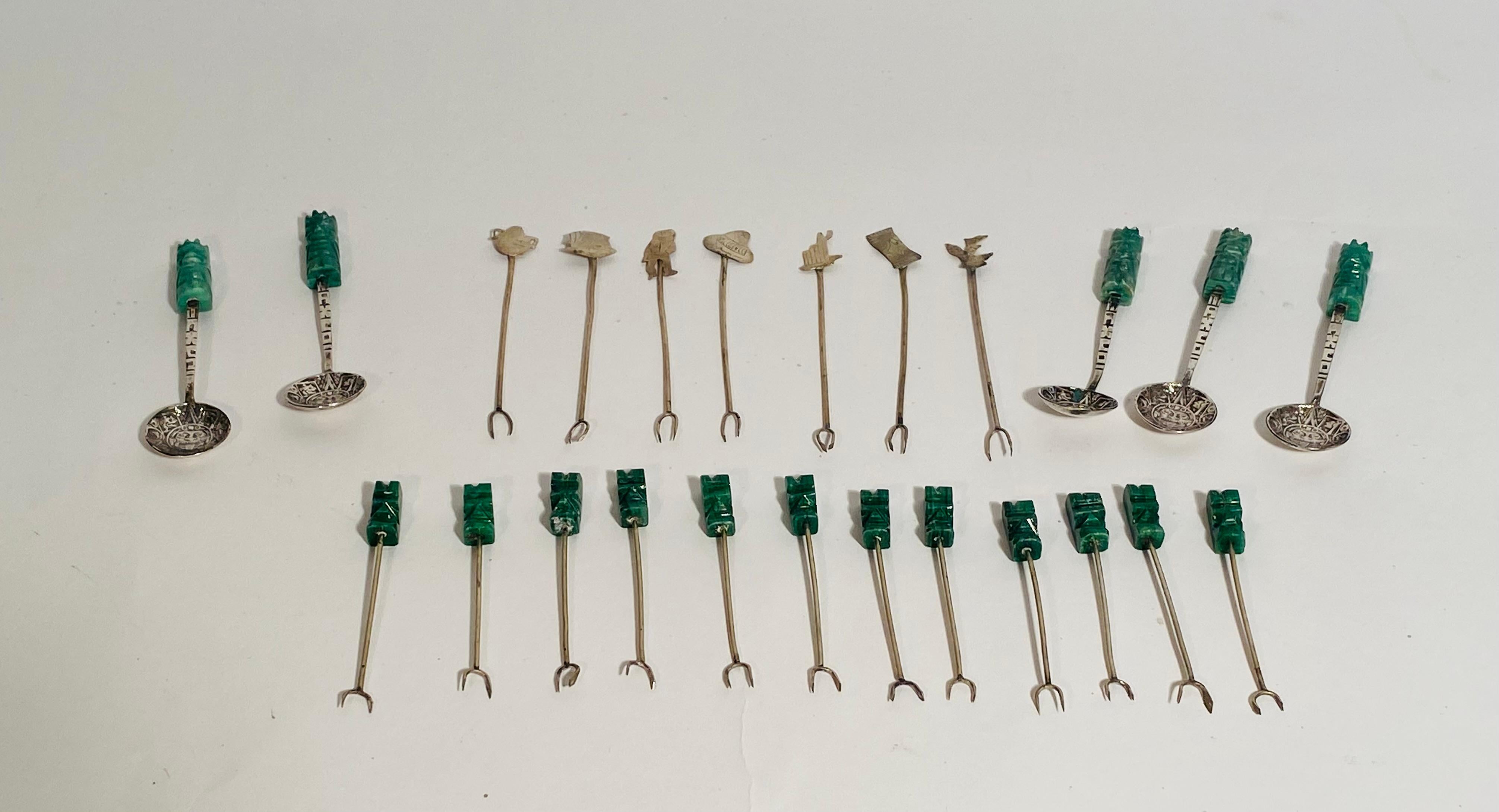 Metà XX secolo Set di antipasti in argento sterling, manici in pietra verde intagliata 24 pezzi in vendita
