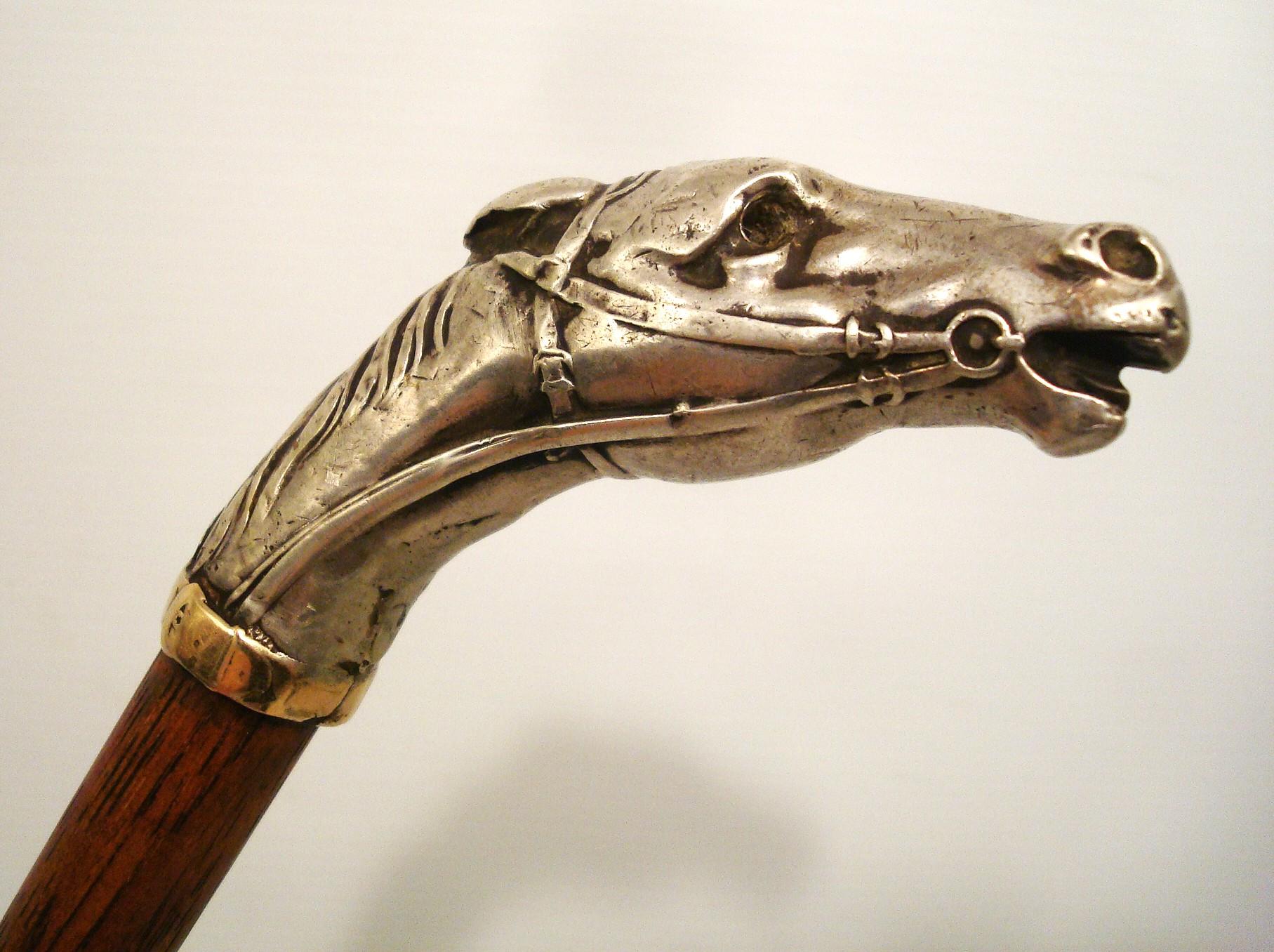 La qualité de fabrication de cette cravache vintage est remarquable, en particulier la poignée en argent en forme de tête de cheval. Plus qu'un simple outil équestre, c'est un objet sculptural qui a de la personnalité et de la présence.

Patrimoine