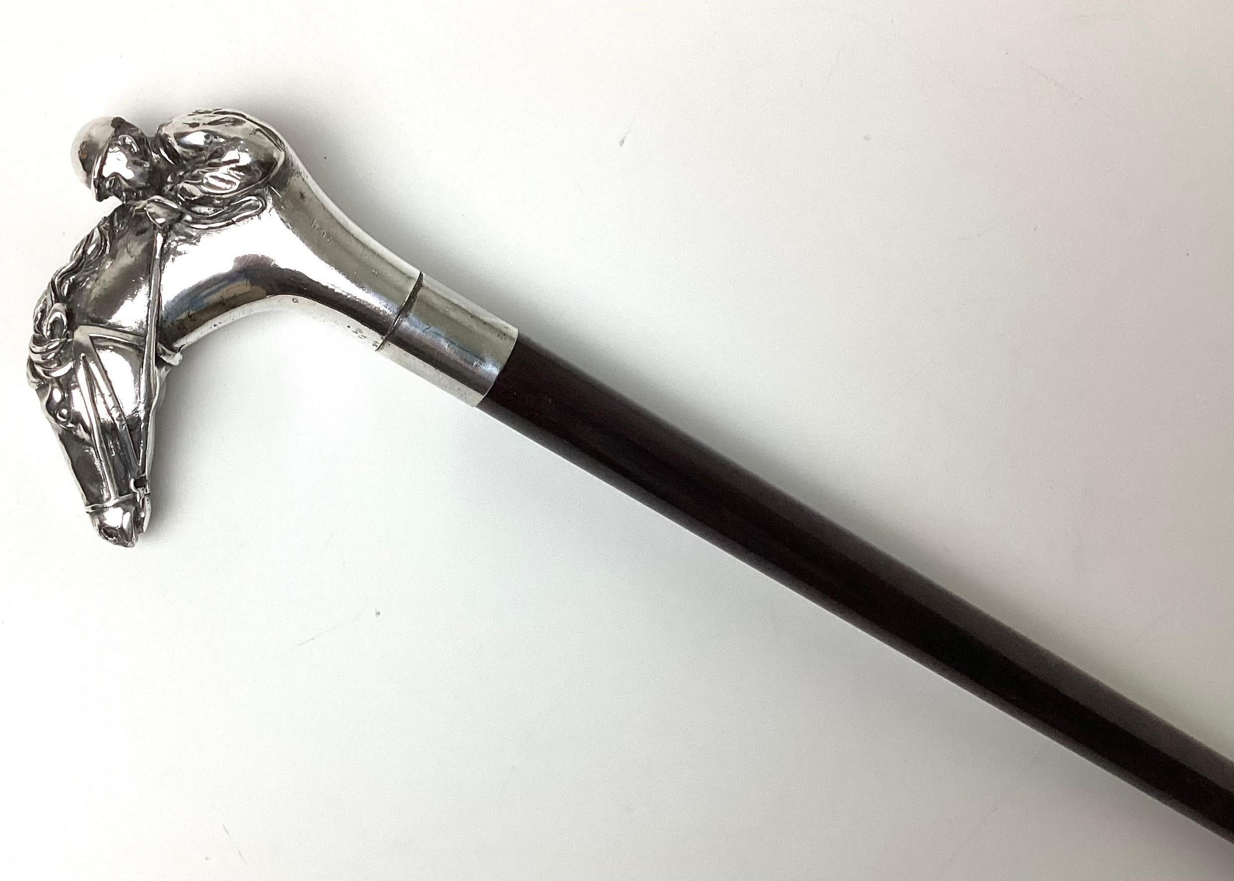 Canne de marche en argent sterling pour cheval et jockey. Marqué FP 925 sur le côté. Le manche ressemble à du palissandre mais pourrait être de l'acajou. Embout en laiton. Une légère usure due à l'utilisation.