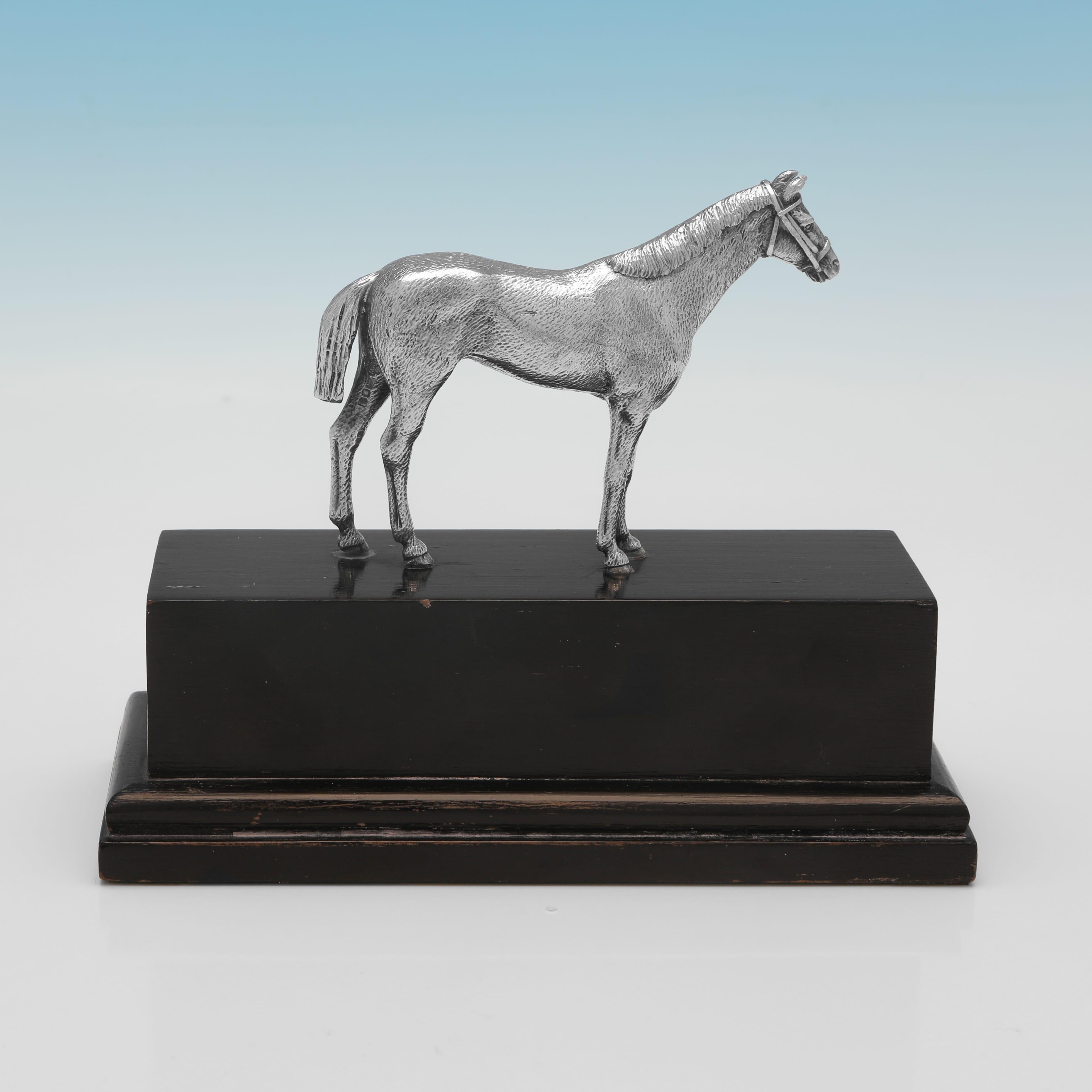Marcada en Londres en 1985 por Wakely & Wheeler, esta hermosa maqueta de Plata de Ley de un Caballo se alza sobre un zócalo de madera con una placa de plata aplicada, y está moldeada con gran realismo. 

El caballo mide 8 cm de alto (sin el zócalo)