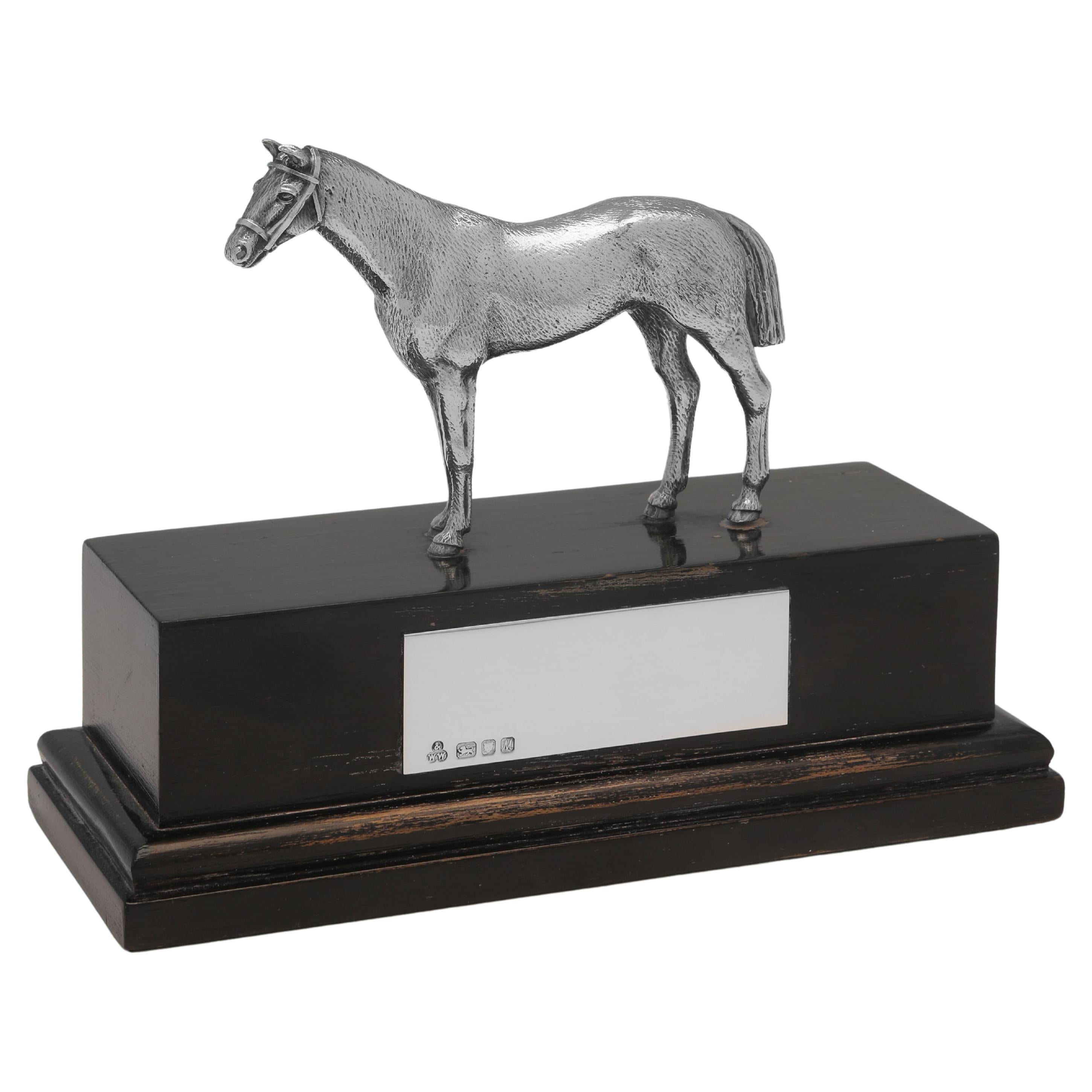 Caballo de plata de ley sobre plinto con placa de presentación - Londres 1985 en venta
