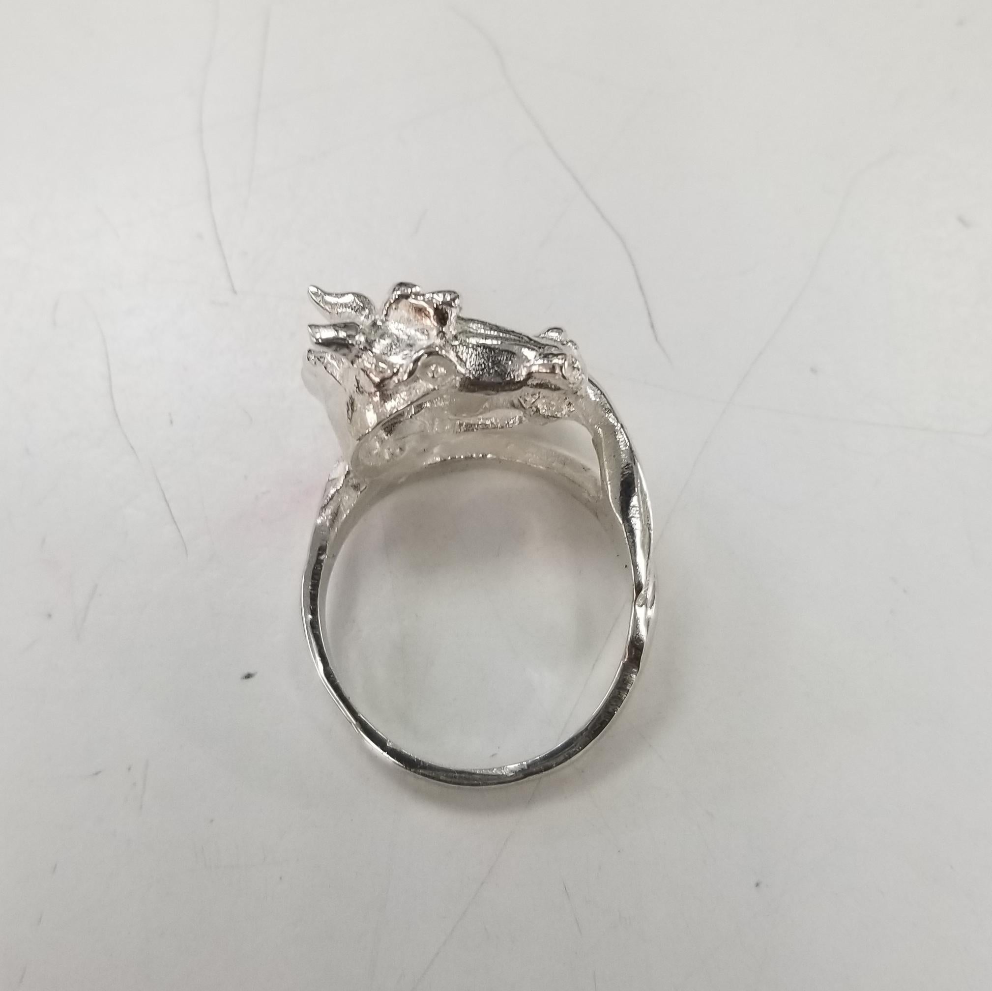 Taille ronde Bague de cheval en argent Sterling avec un œil de rubis, contenant 1 rubis rond pesant .04 en vente
