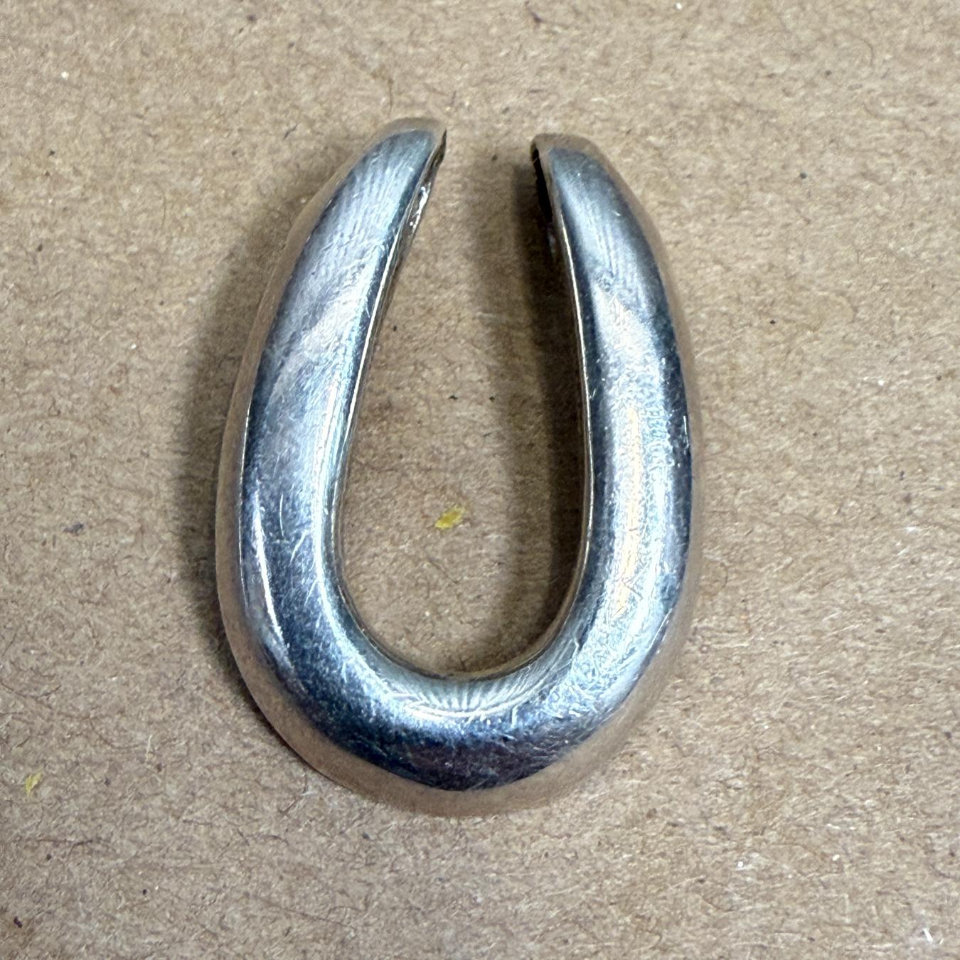 Sterling Silver Horseshoe Pendant Charm
style of Hermes
.75 w x 1.13 h x .13 thick
stamped initials ATI 925
Preowned vintage
refer to images listed